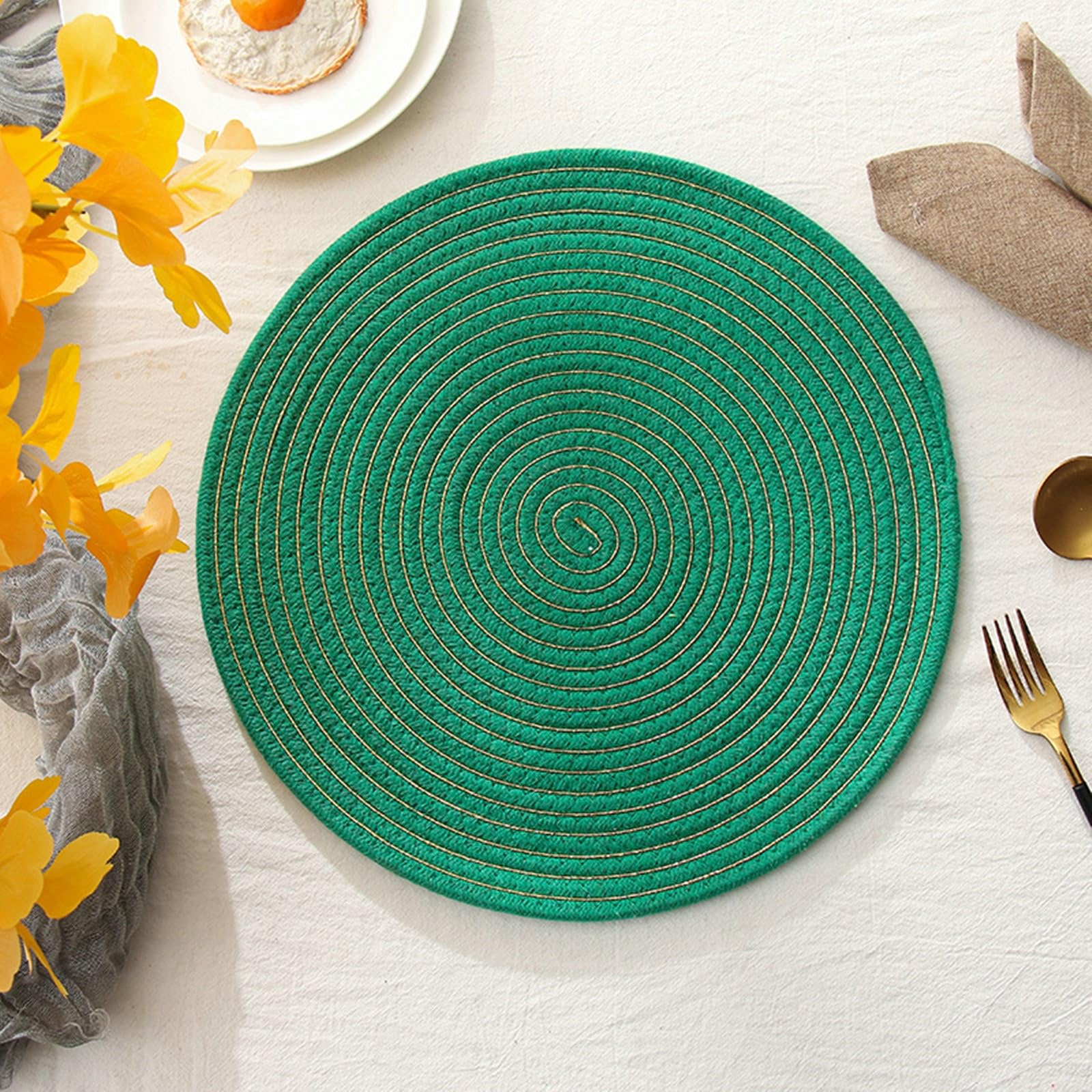 AMDXD Lot de 8 sets de table antidérapants en coton et lin - Vert/doré - Lavables - Ronds - Pour hôtel - 30 cm