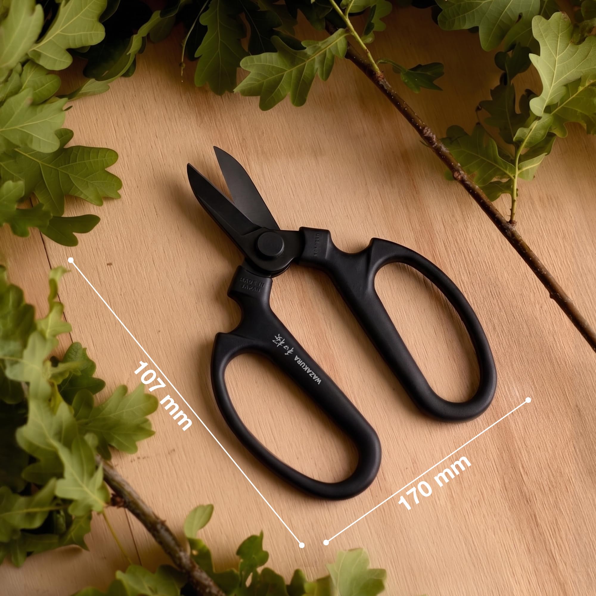 Wazakura Blumenschere mit schwarzer Klinge – Carbonverstärkter Stahl mit Fluorbeschichtung, ultrascharfe präzise Schnitte, professionelle japanische Schere für Blumen & Gartenarbeit
