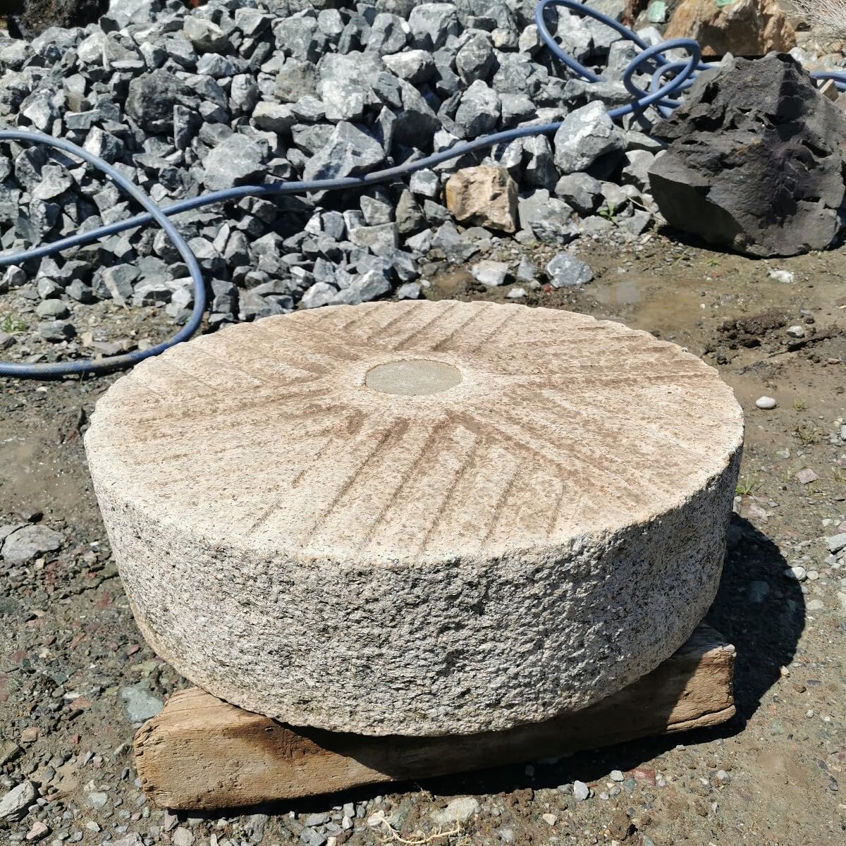 多胡石　鉢　60キロ　庭石　石　鑑賞石 庭　坪庭　ガーデニング 多胡石 鉢 60キロ 庭石 石 鑑賞石 庭 坪庭 ガーデニング