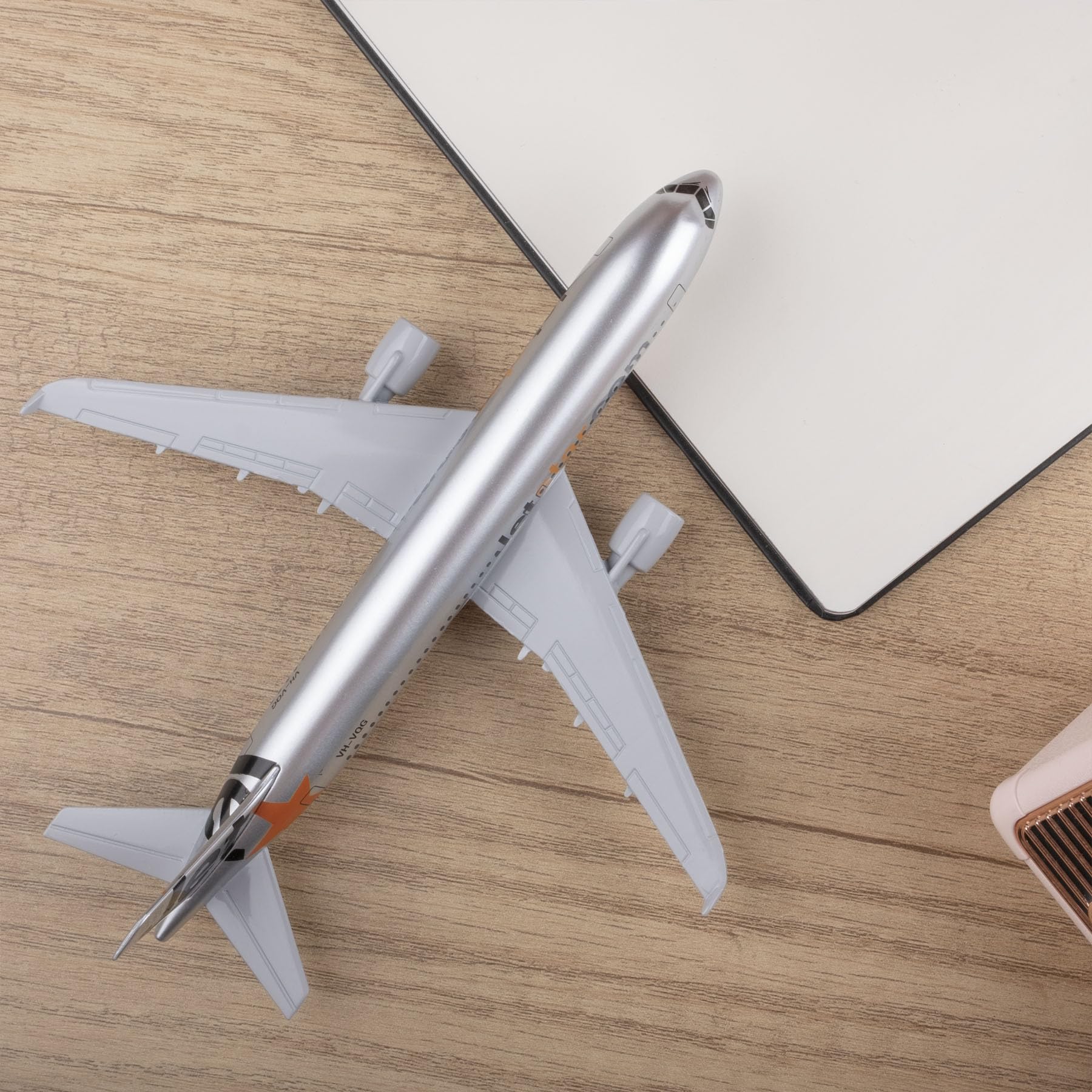 Bswath Model Aircraft 1:300 Scale Model Airplane Jetstar A320 Model Plane Metal Alloy Die-cast Airplanes for Gift and Collection