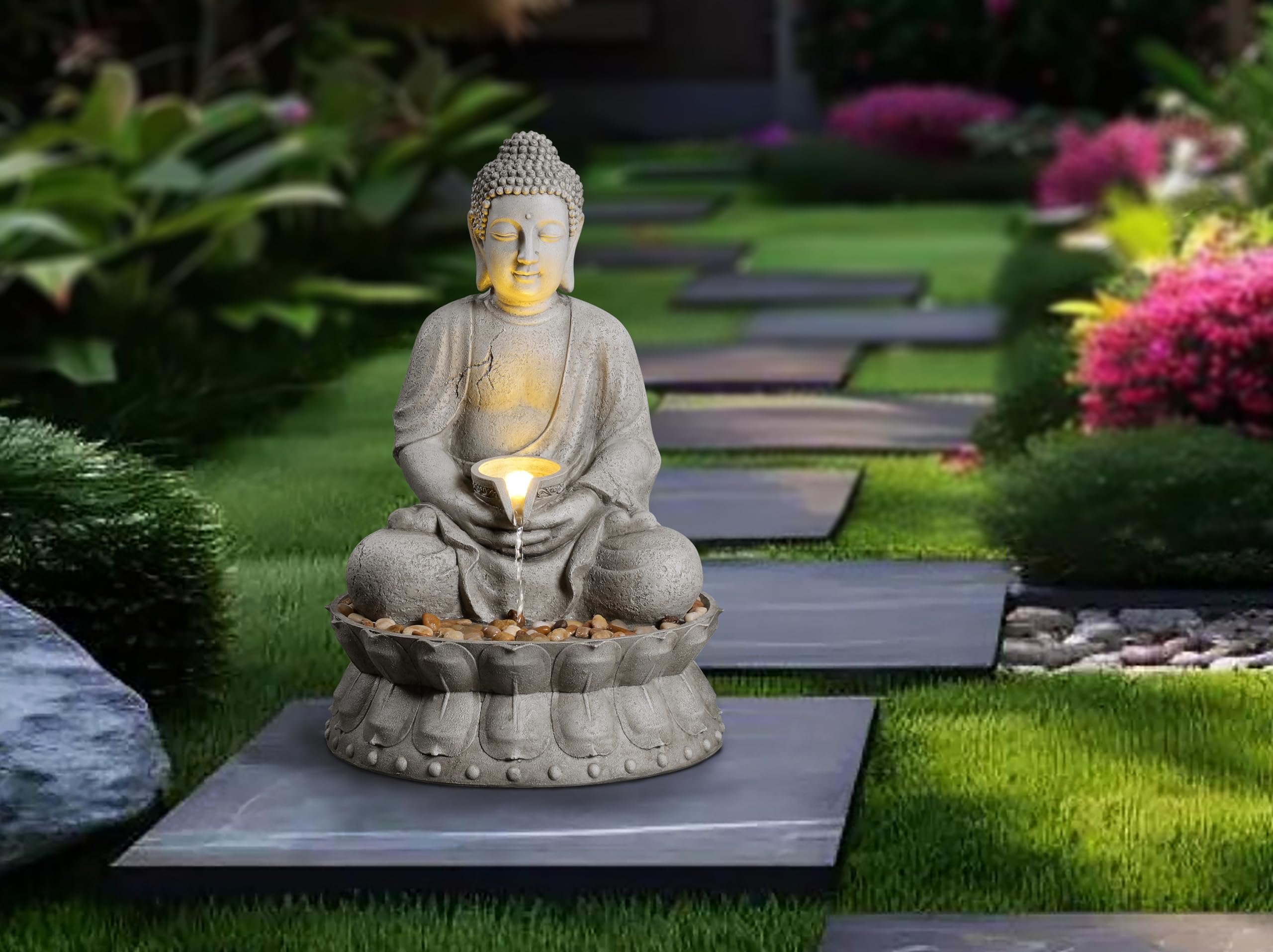 Fontaine à eau d'extérieur Bouddha méditant avec lumière LED, finition pierre grise, base lotus avec galets