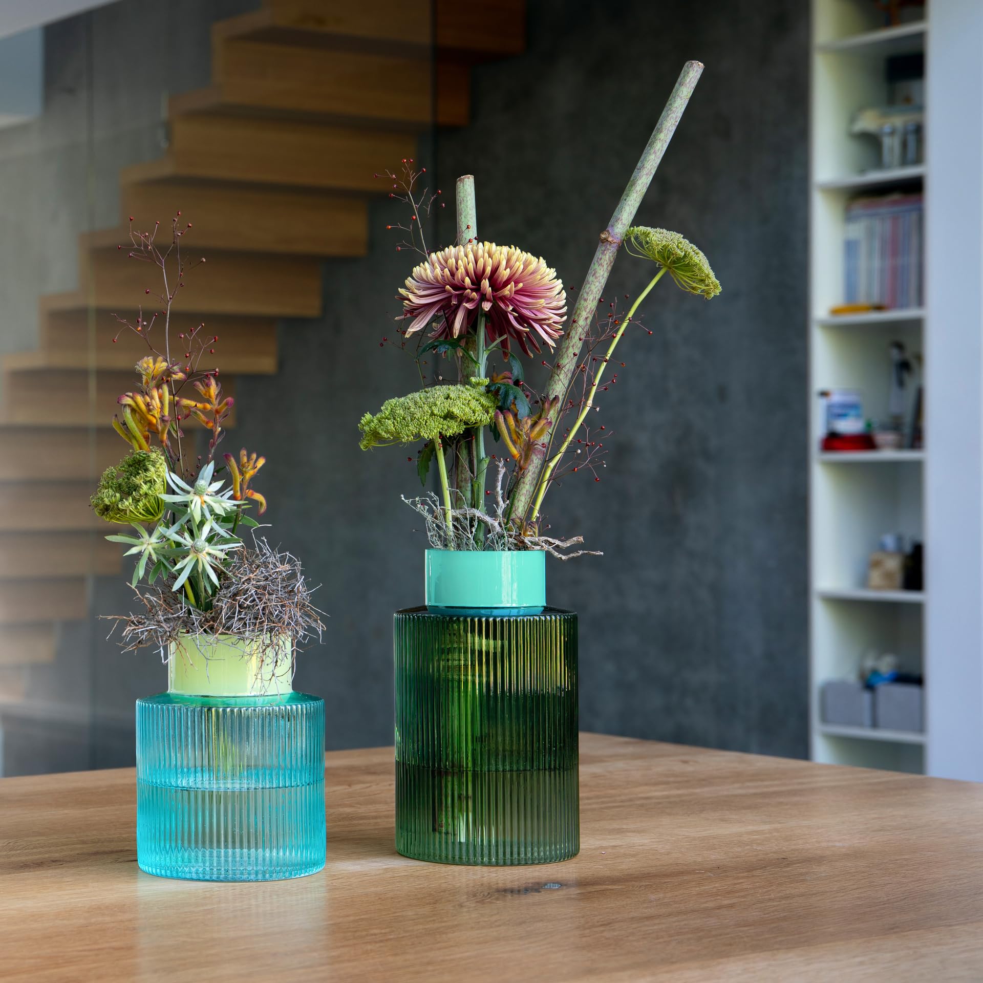 REMEMBER Glasvase Groove Green, H 23.8 cm, Ø 14.5 cm, Vasenöffnung: Ø 9.3 cm – Dekorative Design Vase aus Glas für Blumen und Trockenblumen, Moderne Tischvase für Wohnzimmer, Esszimmer oder Büro