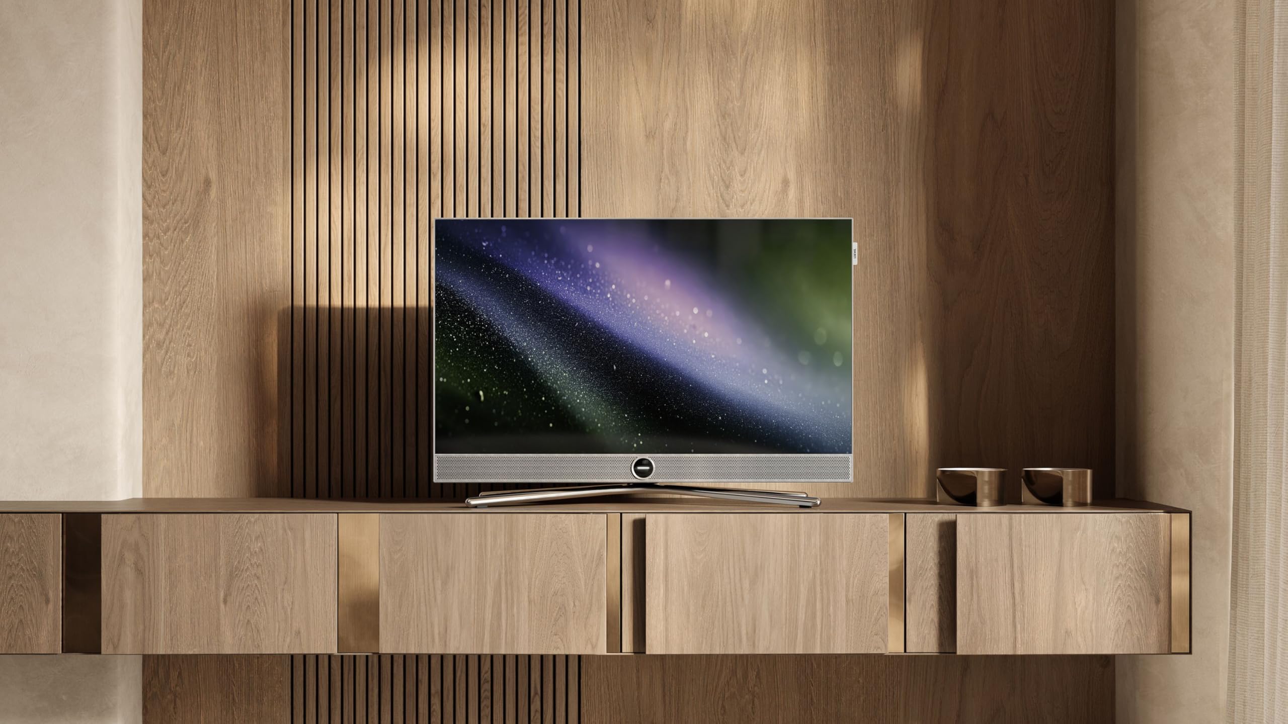 Telewizor Loewe vega 4K 32" Ultra HD Smart TV z Dolby Vision IQ, dwukanałowym dźwiękiem, HDMI 2.1, wbudowanym soundbarem i funkcją Smart Streaming