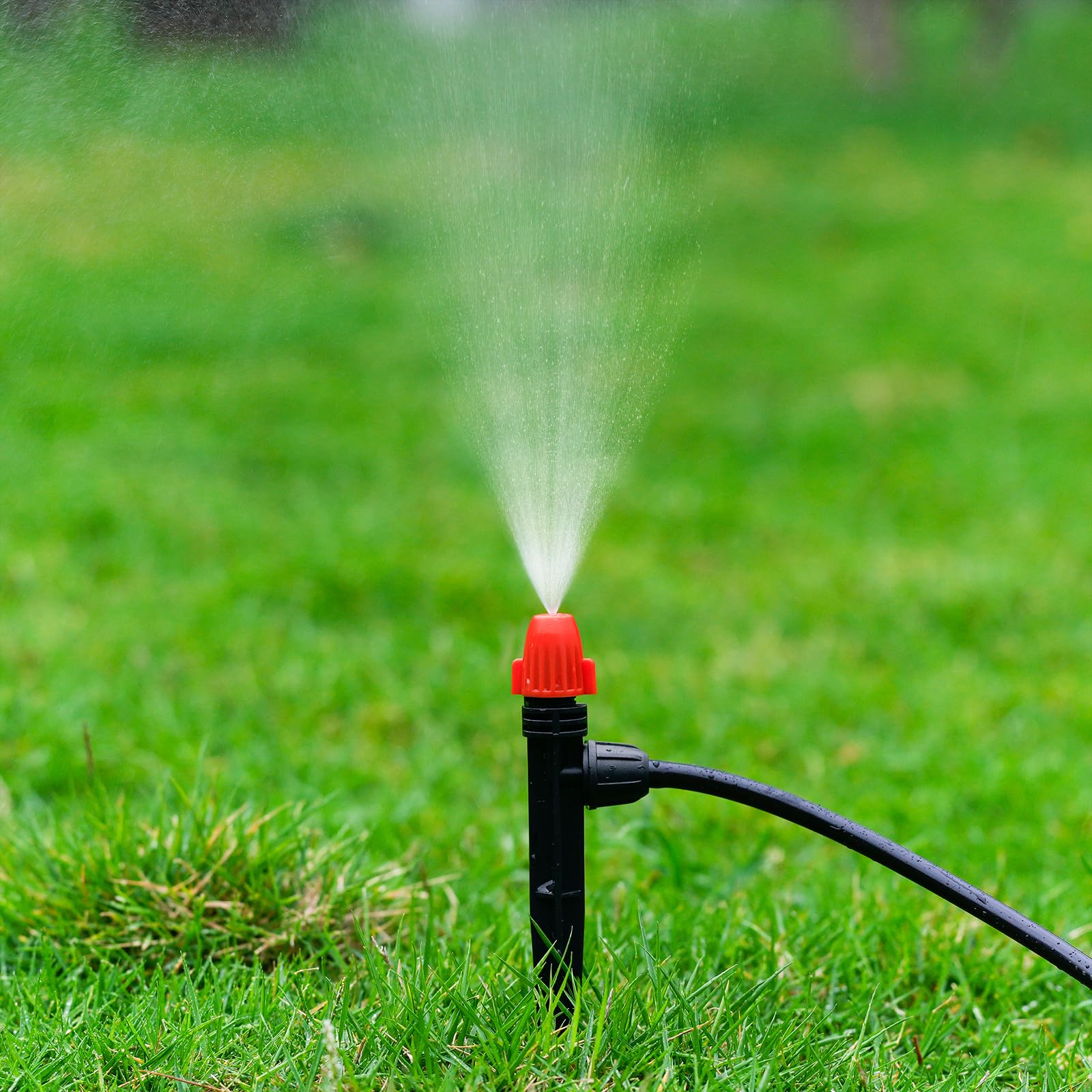 Emettitori di irrigazione a goccia per tubi da 1/4": emettitori regolabili a 360 gradi con blocco spinato, gocciolatori nebulizzatori con paletto per sistema di irrigazione da giardino (30 pezzi)