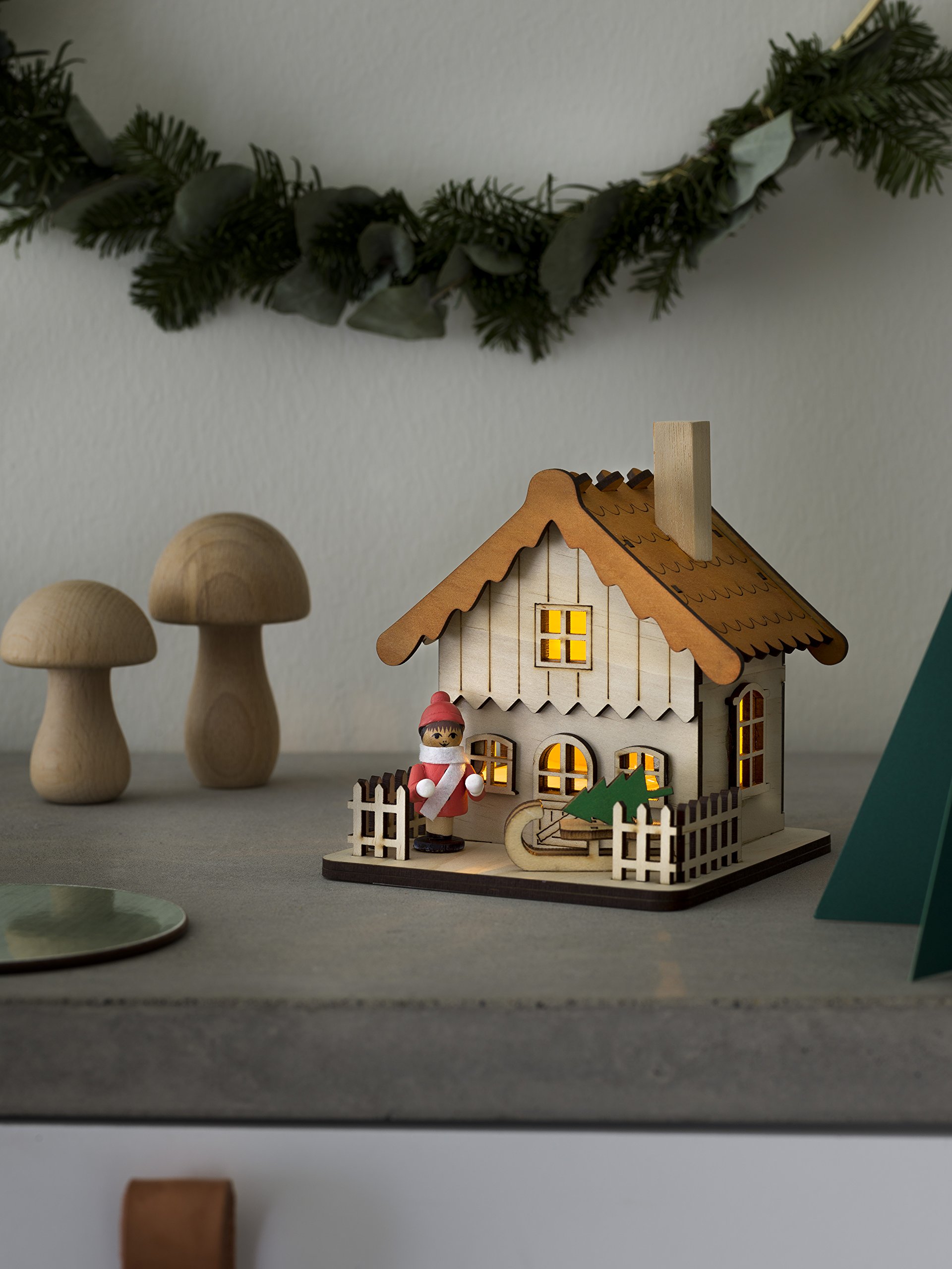 Konstsmide LED Holzsilhouette – Holzhaus Mit Orangem Dach, Batteriebetrieben, 2 Warmweiße LEDs, Für Innen
