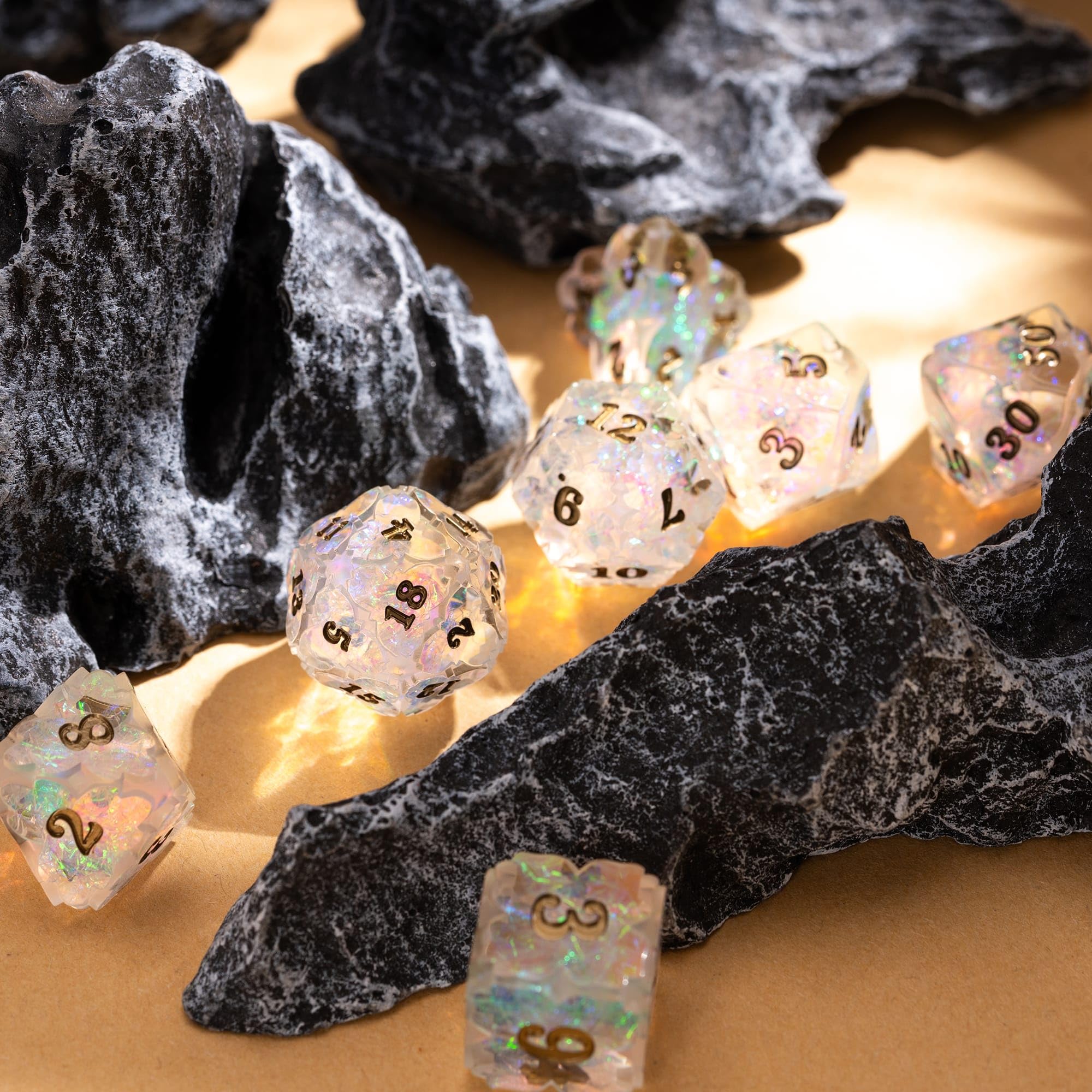 Cusdie Sharp Edge - Juego de 7 dados de trébol DND D&D D20 D12 D10 D8 D6 D4, juego de dados poliédricos hechos a mano para juegos de rol y otros juegos de mesa (transparente)