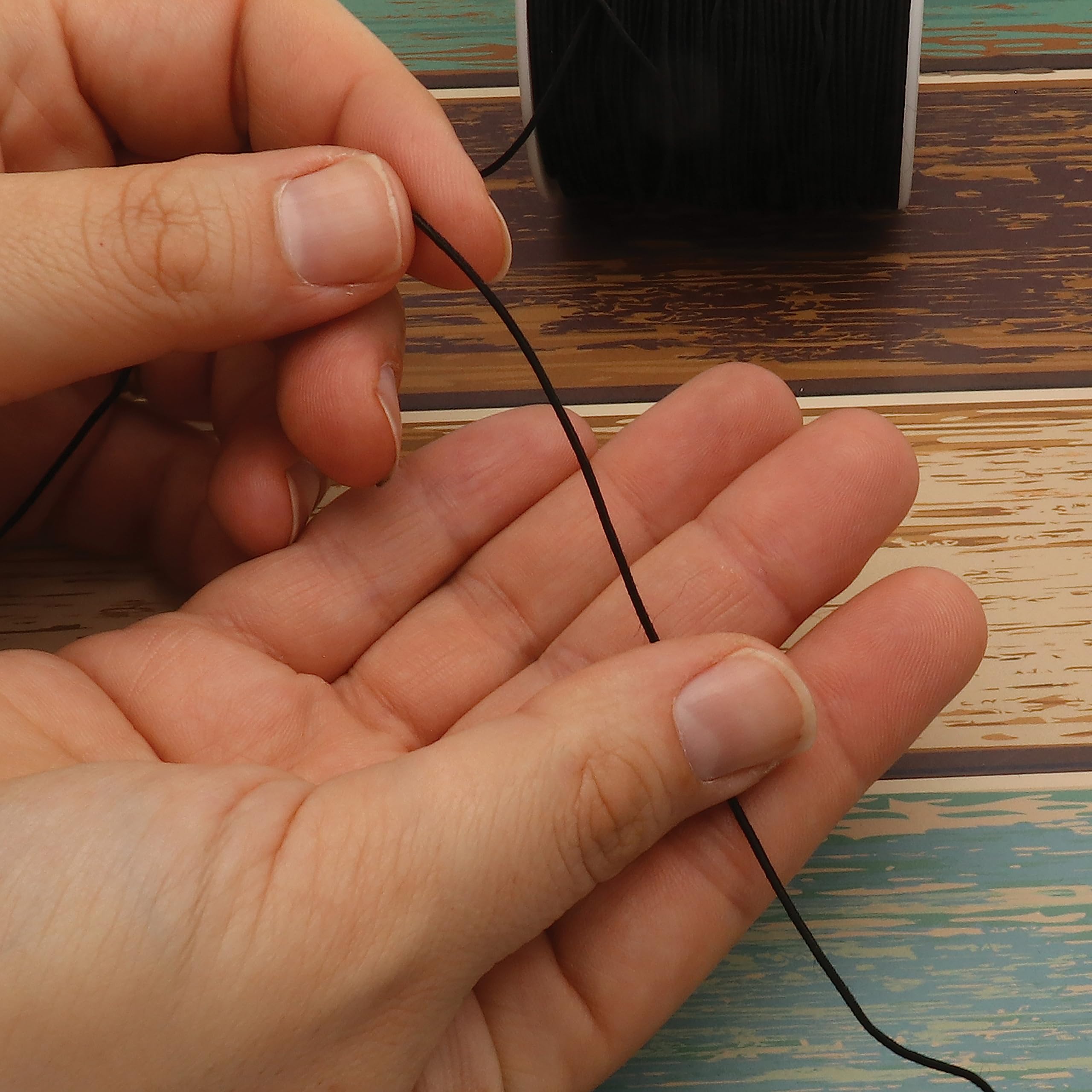 The Beadsmith Fablastic - Cuerda elástica redonda de 1 mm (0,039 pulgadas), color negro, carrete de 100 yardas (91,4 metros)