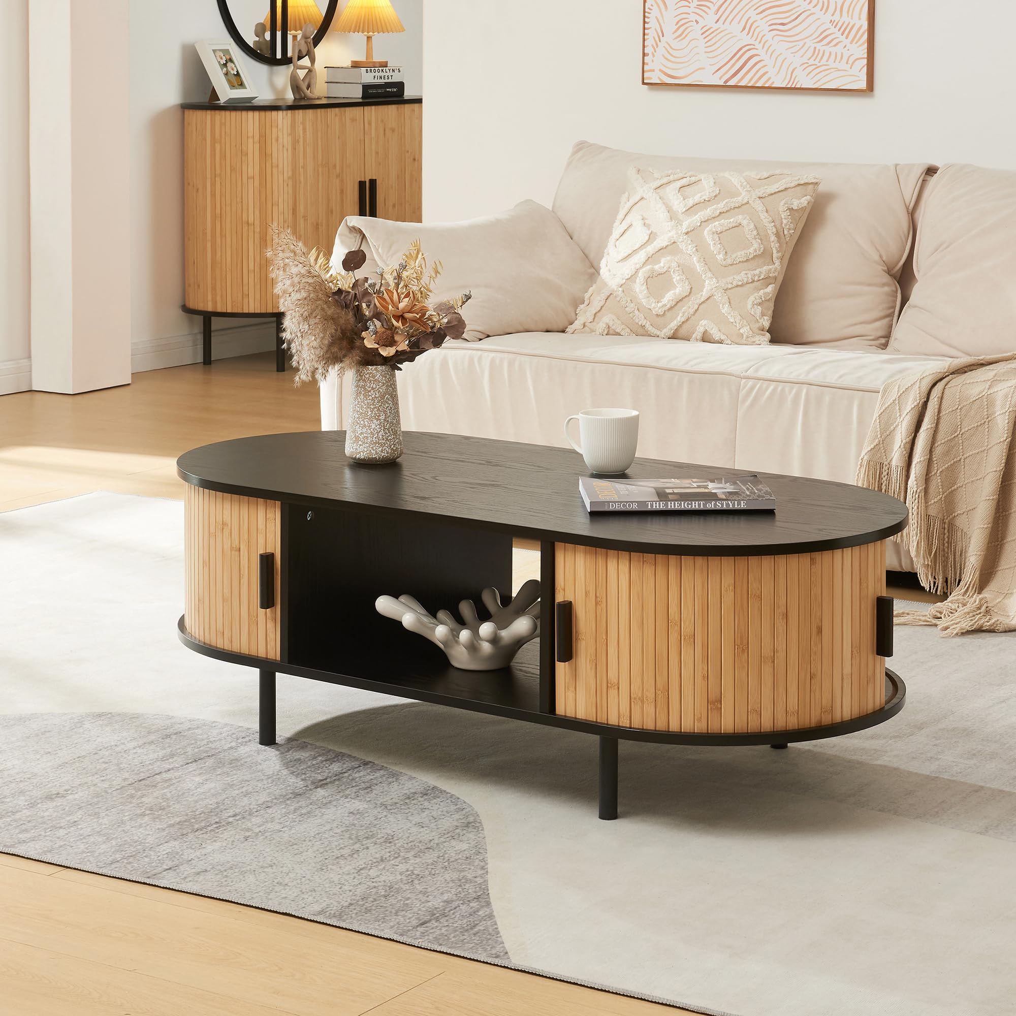 [en.casa] Table Basse Design Scandinave Table d'Appoint Bout de Canapé avec Portes Couilissantes Compartiments de Rangement MDF Bambou Métal 120 x 55 x 40 cm Naturel Noir