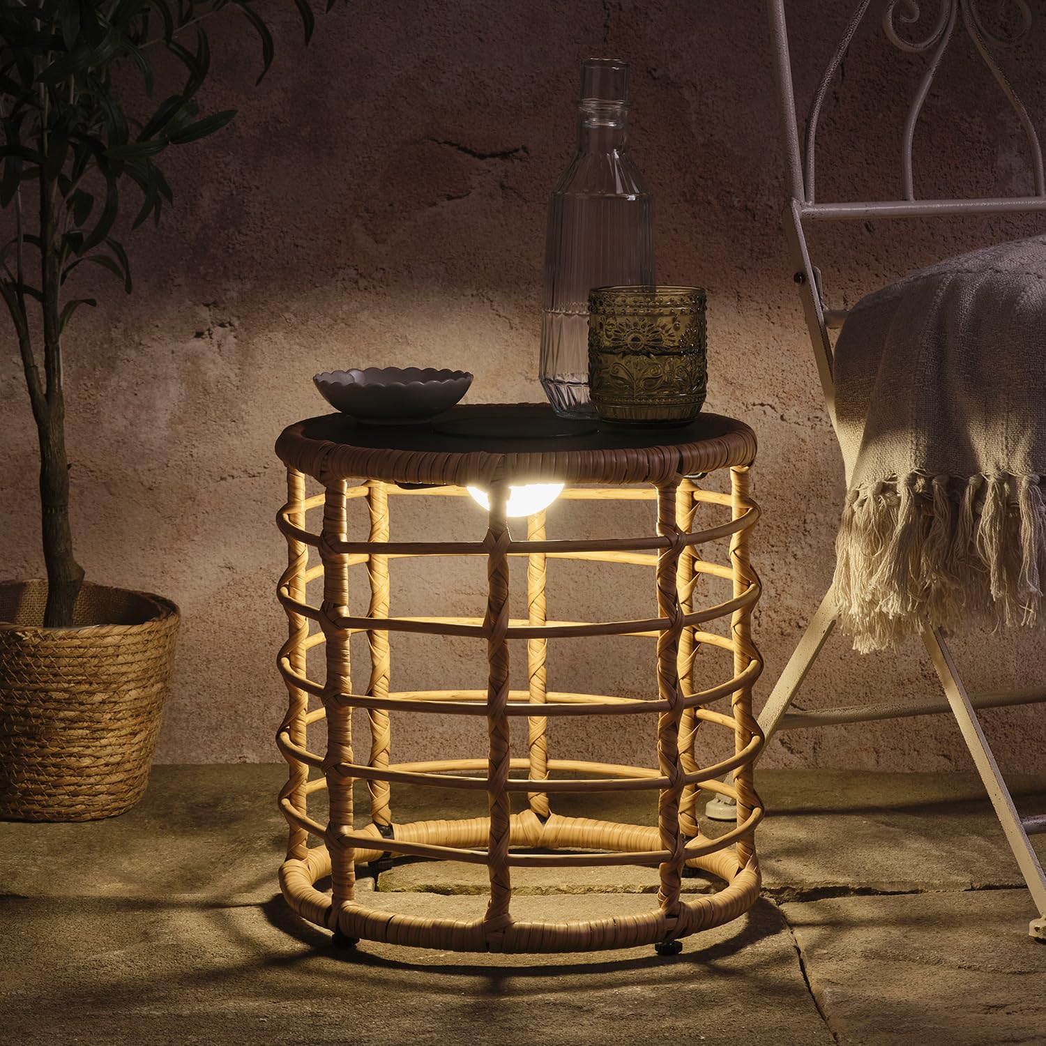 Lights4fun Hygge Solar-Beistelltisch in Flechtoptik mit dimmbarer Beleuchtung | warmweiße LED | Solarbetrieb Sonnenenergie | Sommer Dekoration für Außen Balkon Garten Terrasse | Maße (H) 36 cm × 35 cm