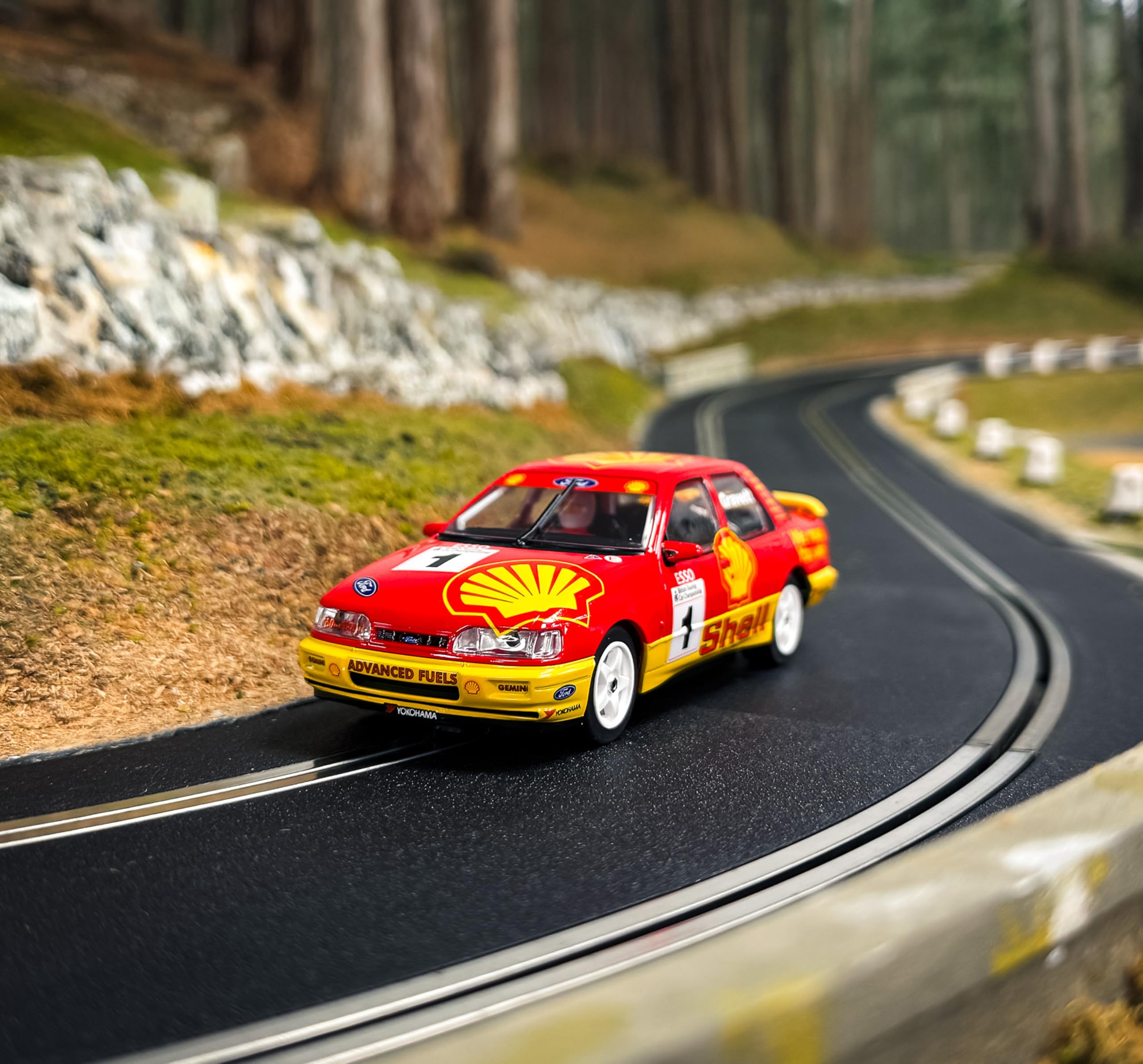 Scalextric C4632 Ford Sierra Sapphire Slot Car, BTCC 1990 Rob Gravett, Escala 1:32, Livera roja y Amarilla, con Luces y magnatracción