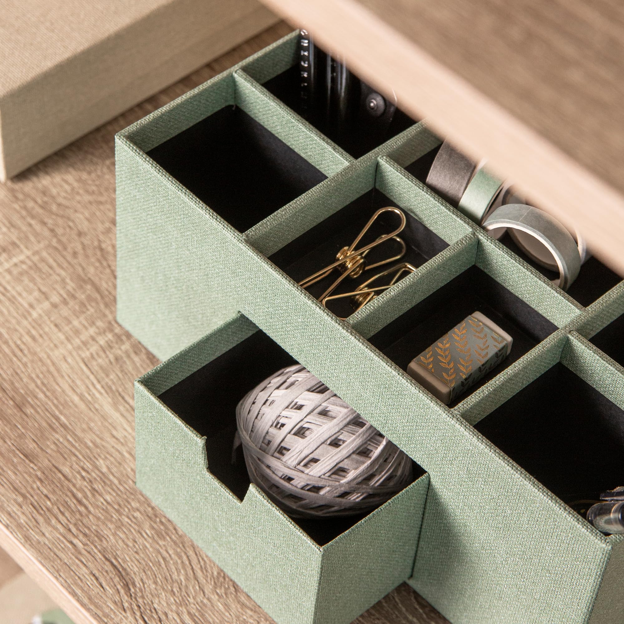BIGSO VENDELA Schreibtisch Organizer mit 7 Fächern und Schublade – Ablagebox aus Faserplatte und Papier in Leinenoptik – Schreibtischset für Büromaterial – mintgrün
