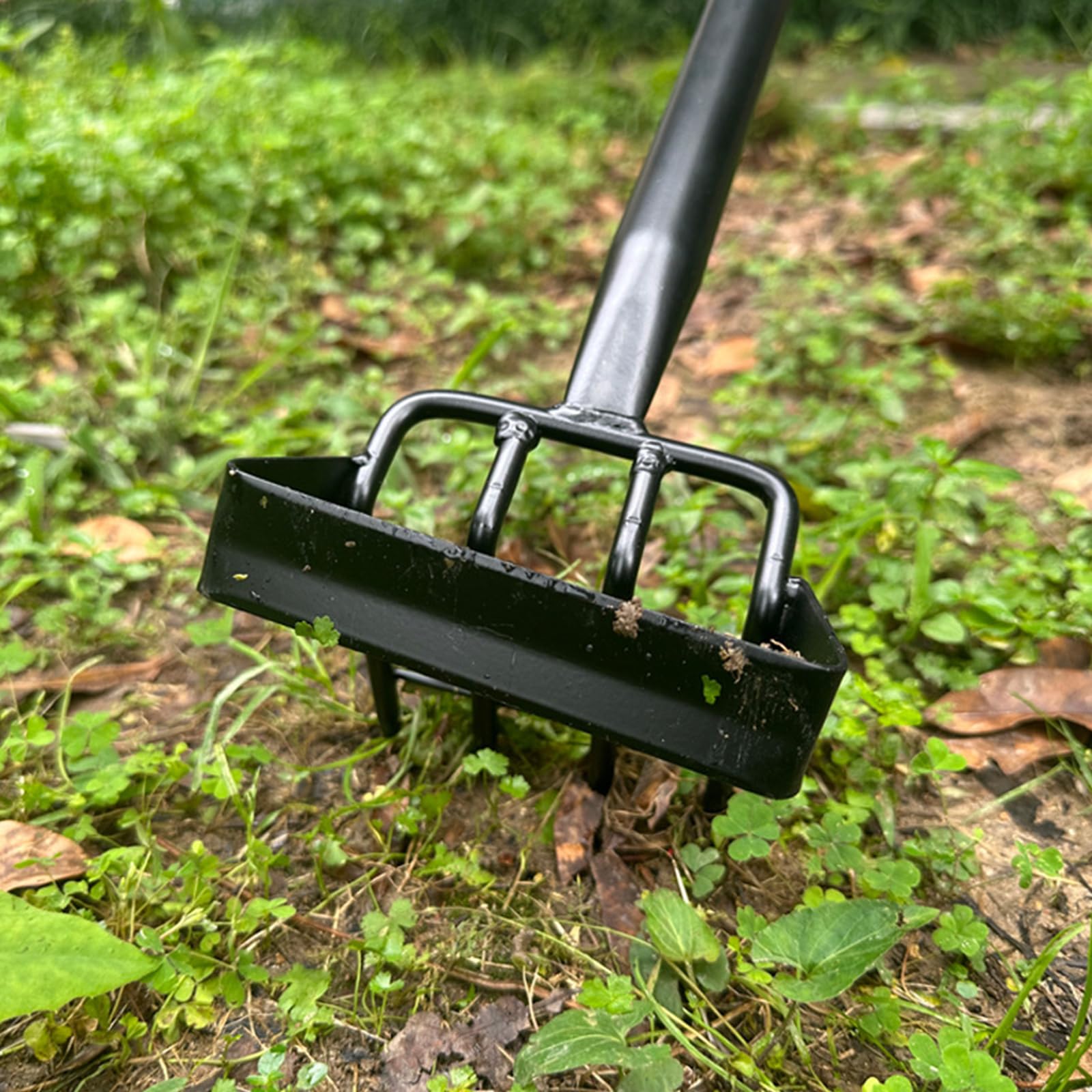 Strumento per diserbo con impugnatura regolabile da 63 pollici per un facile giardinaggio e preparazione del terreno Sarchiatore multiuso con raschietto per un ' efficiente manutenzione del giardino e