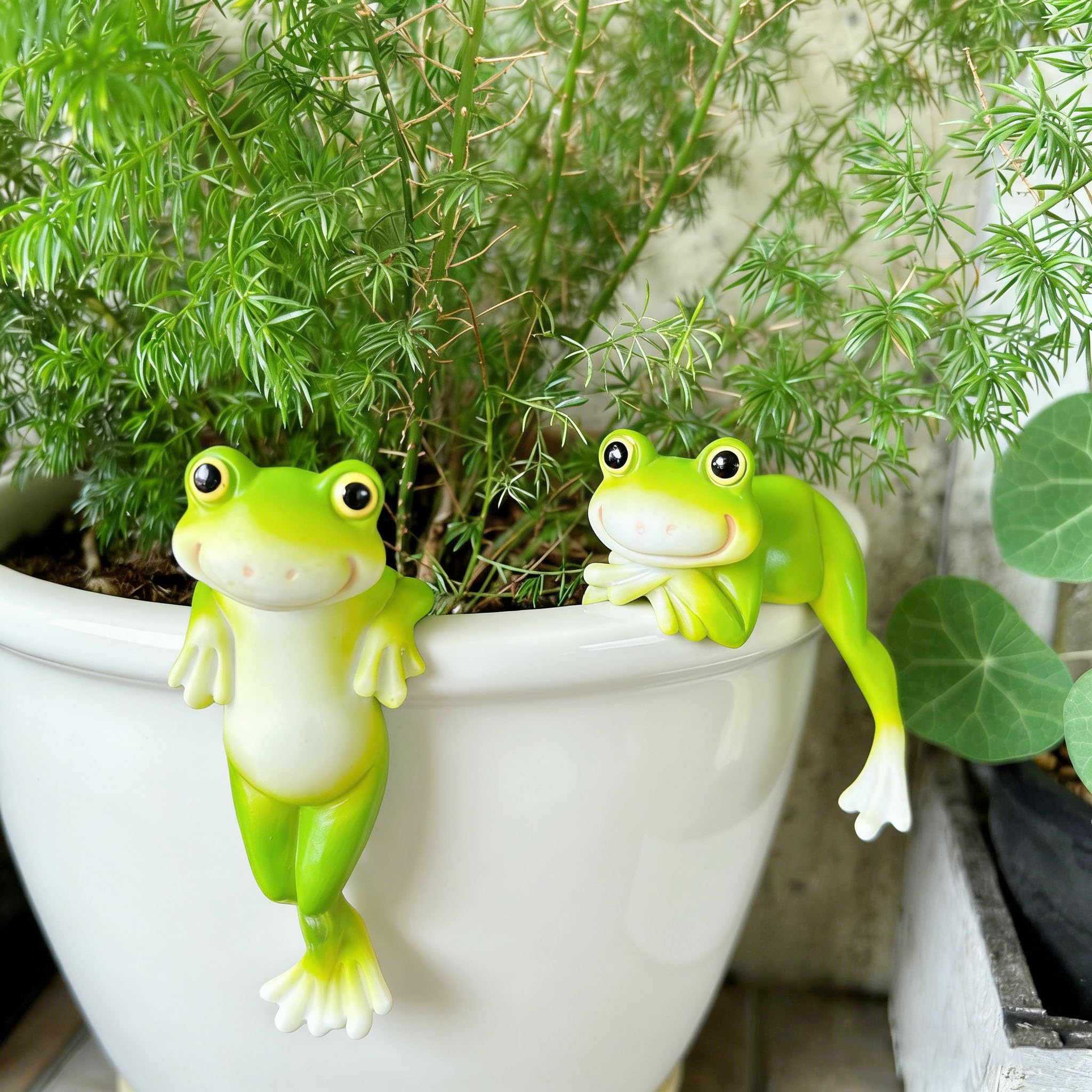 Xzyden 2 PCS Cute Frog Garden Ornaments, Hanging Frog Figurines for Plant Pots, Resin Frog Statues for Indoor Outdoor Decor, Funny Garden Gifts for Patio, Balcony, Lawn, Yard (Green)