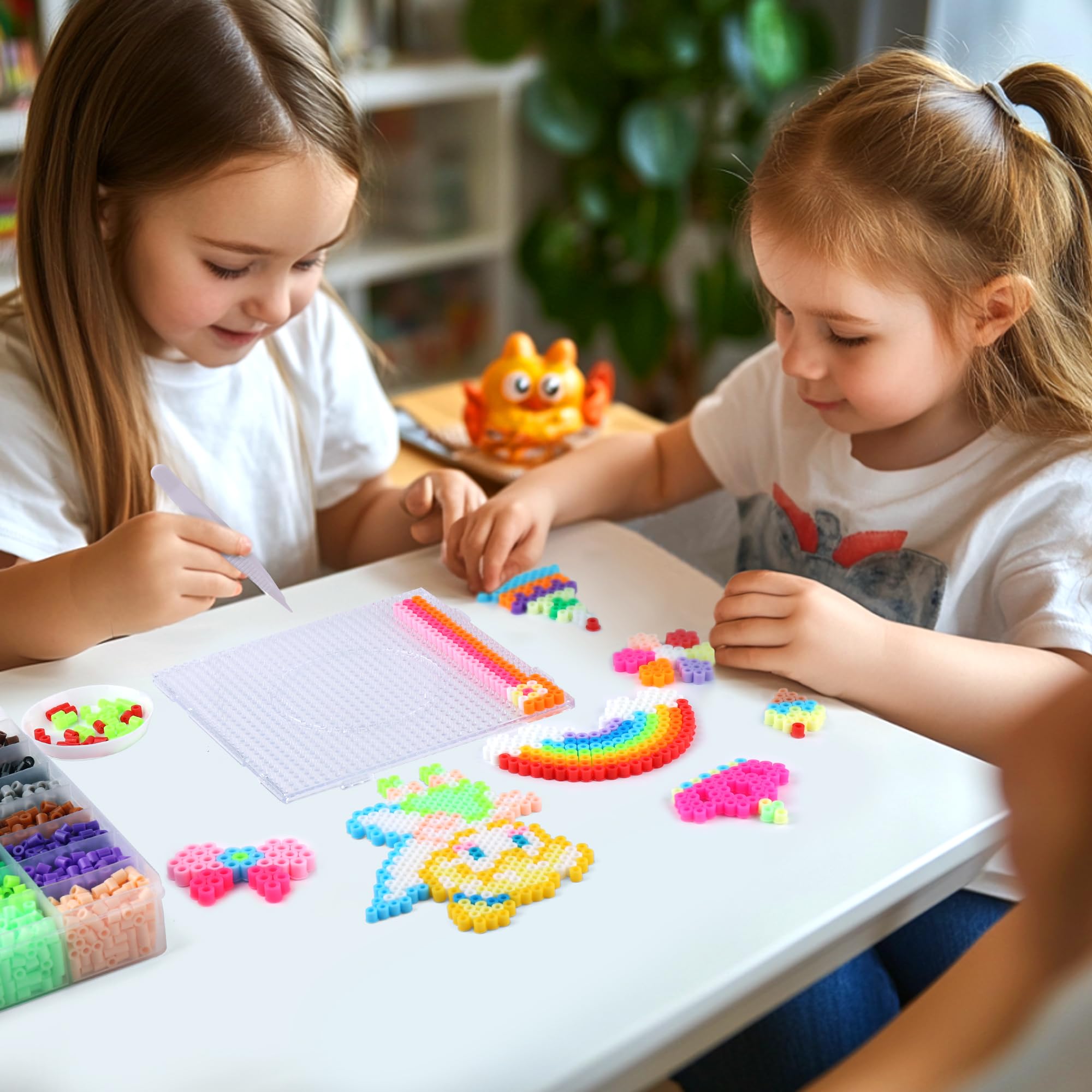 Kit de Perlas de Fusión 5mm, Paillettes para Planchar en 24 Colores, Set de Perlas de Hierro con Mini Plancha y Papeles para Planchar DIY Manualidad Regalo para Niños