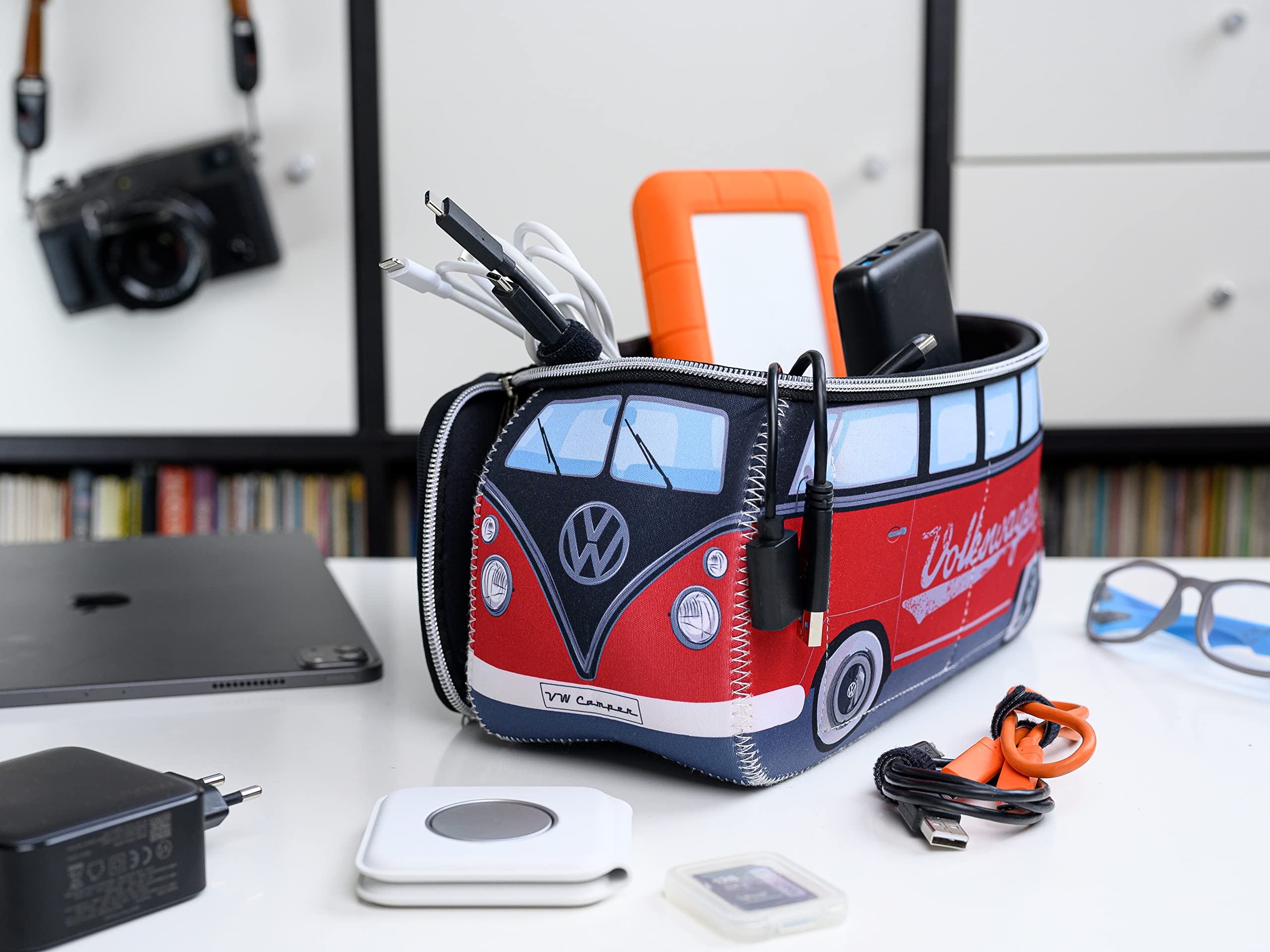 BRISA VW Collection - Volkswagen Beauty-case da viaggio in Neoprene, porta oggetti con manico, Campervan Bus T1 design (Calcio/Multicolore) (Grande (30 x 14 x 12 cm