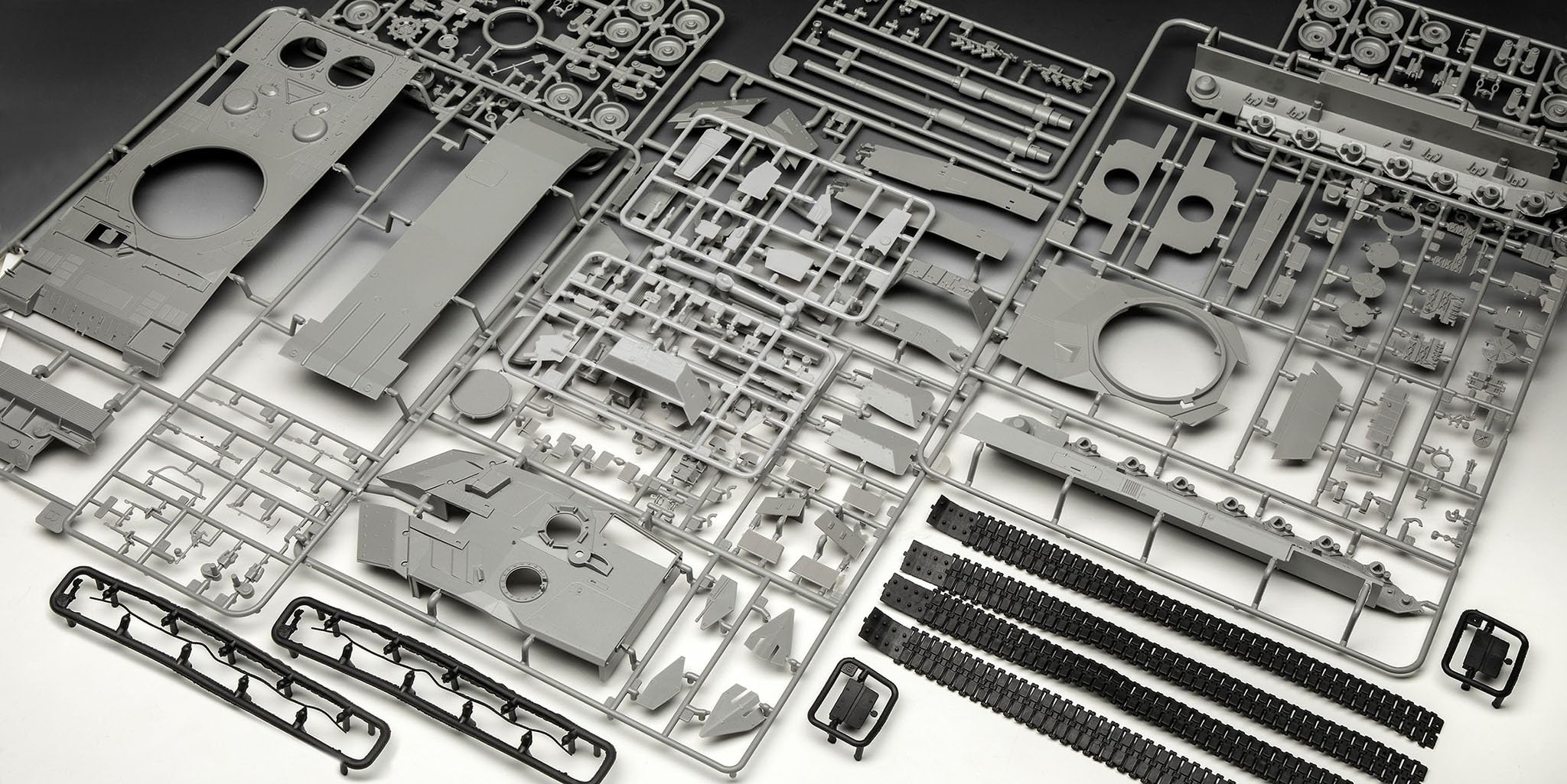 Revell Zestaw modelarski I Leopard 2 A6M + I bogaty w szczegóły zestaw pancerny na poziomie 5, 250 części, skala 1:35, dla dzieci i dorosłych od 13 lat
