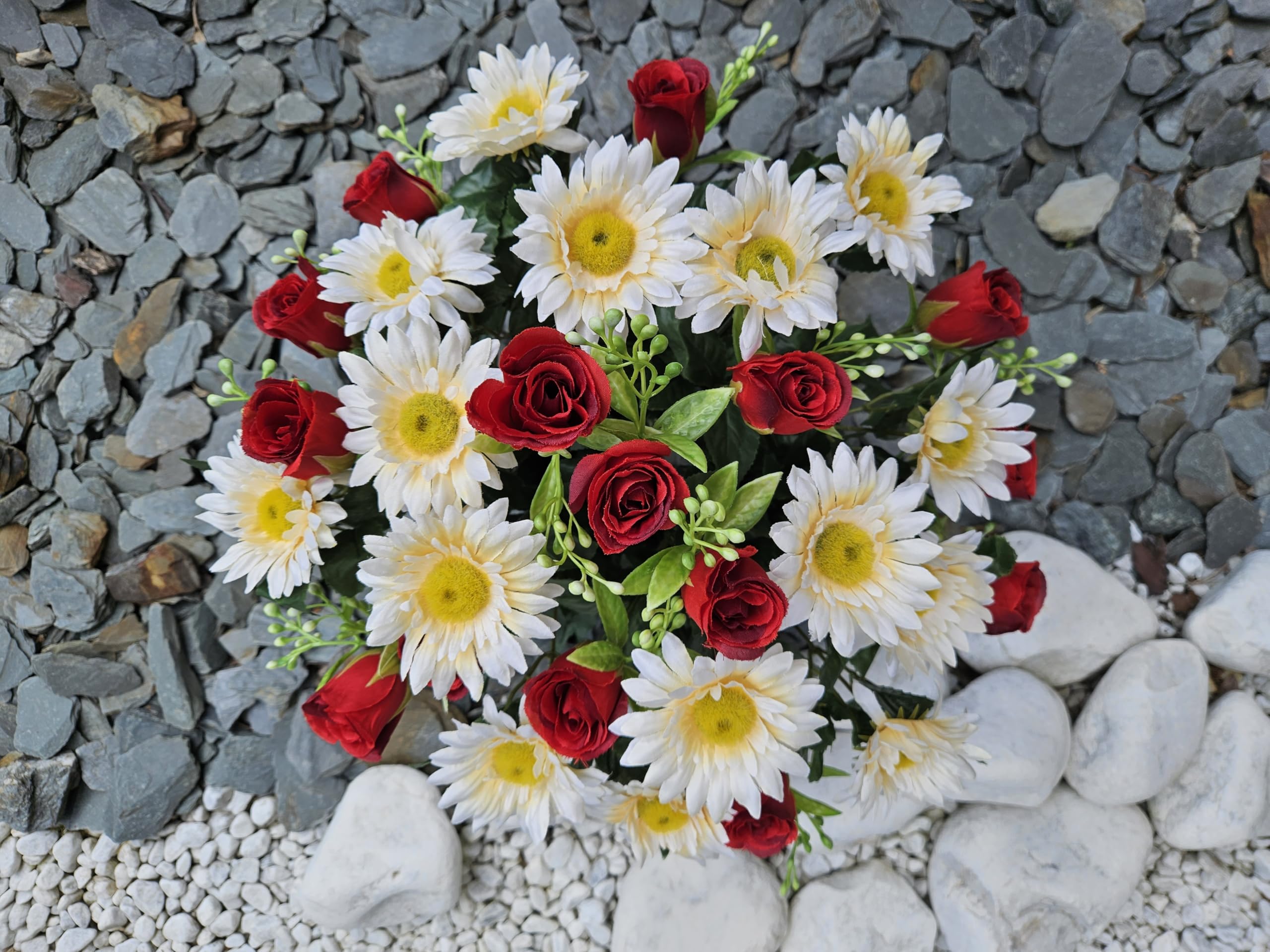 Composition De Fleurs Artificielles Lesté Ciment pour Une Parfaite Tenue à L' Extérieur. Réalisé par Nos Soins, Les Fleurs sont Aussi de Très Bonne Tenue et Qualité.