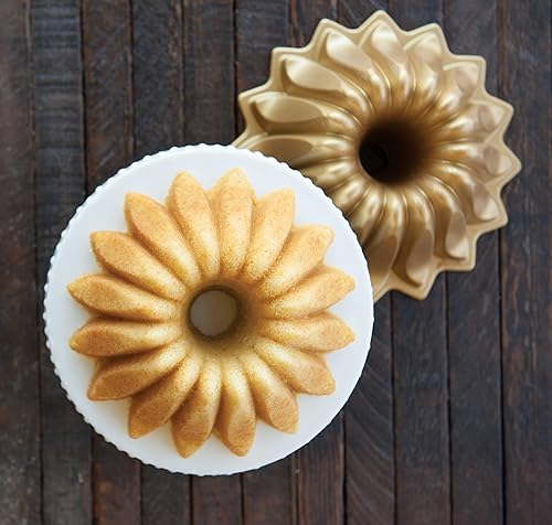 Miniatura 3 de Nordic Ware Lotus Bundt - Sartén dorada, capacidad de 5 tazas