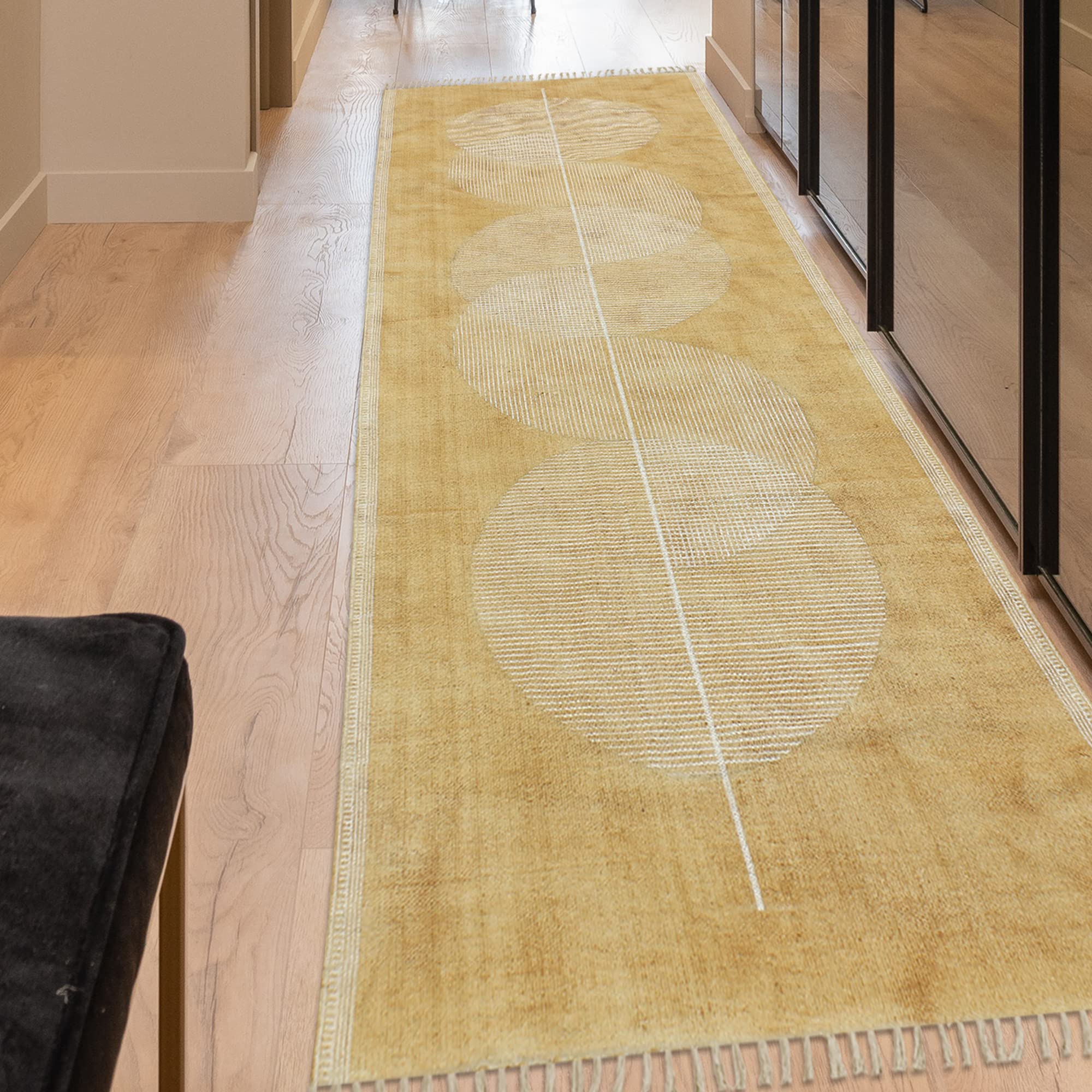 Tapis géométrique jaune lavable pour couloir et buanderie