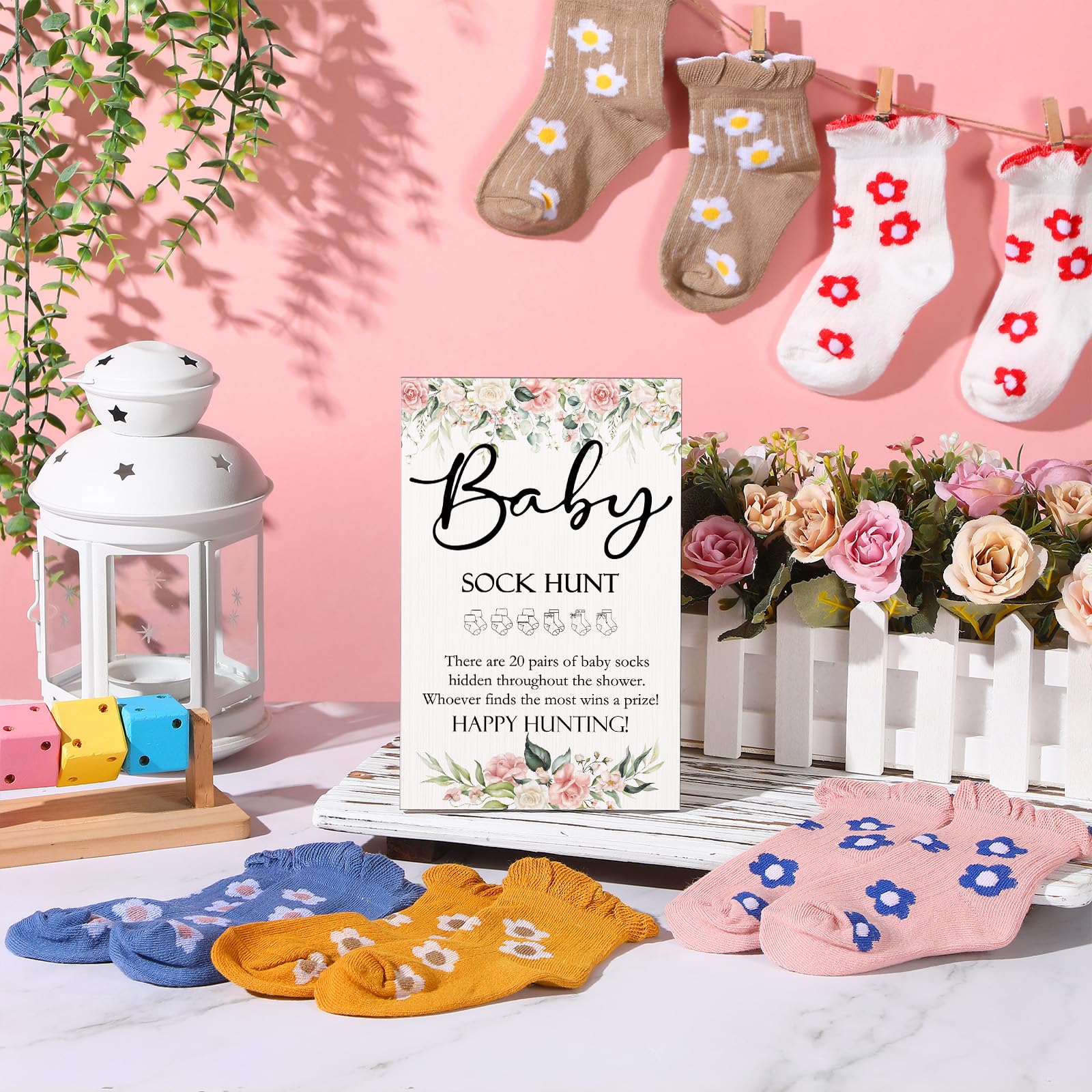 Hoteam 21 juegos de baby shower que incluyen letrero de caza de calcetines de bebé y 20 pares de calcetines pequeños de algodón de madera con soporte para niños y niñas, regalos de fiesta de