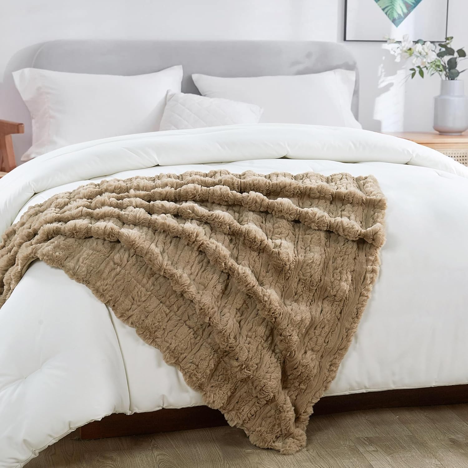 Luxury Faux Fur Throw Blanket Reversible to Cozy Velvet, 750GSM Soft Plush Warm Elegant Fuzzy Blanket for Couch, Bed, Sofa Fluffy Decorative Blankets, 60"x70", Light Taupe