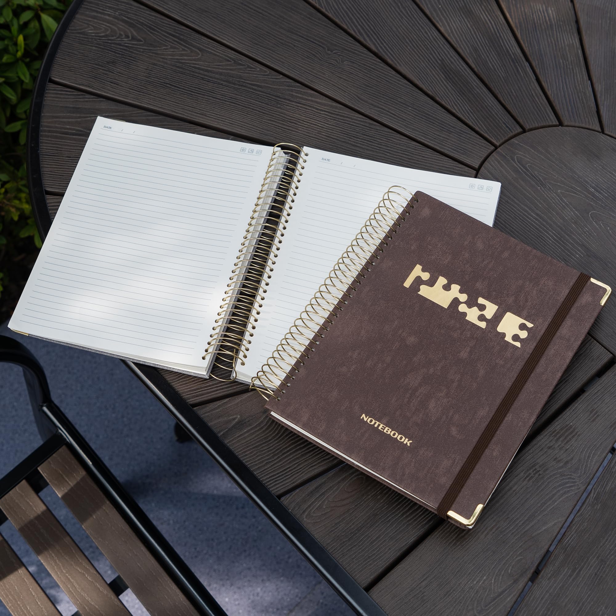 CAGIE Cuaderno de espiral de 8.5 x 11 pulgadas, 320 páginas de cuero A4, cuaderno grande de 100 g/m², rayado universitario, cuaderno grueso de tapa dura con calcomanías para hombres y mujeres, diario