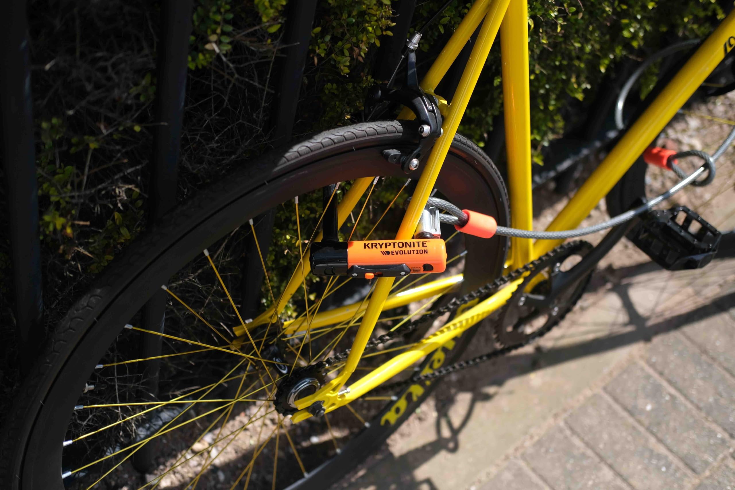 Kryptonite Evolution Standard Bügelschloss, aus gehärtetem Stahl mit Vinylbeschichtung, Sicherheitslevel 8/10, Flexframe-Halterung, für Fahrräder, E-Bikes, Scooter & Motorräder, 1,59kg, 10,2 x 22,9 cm