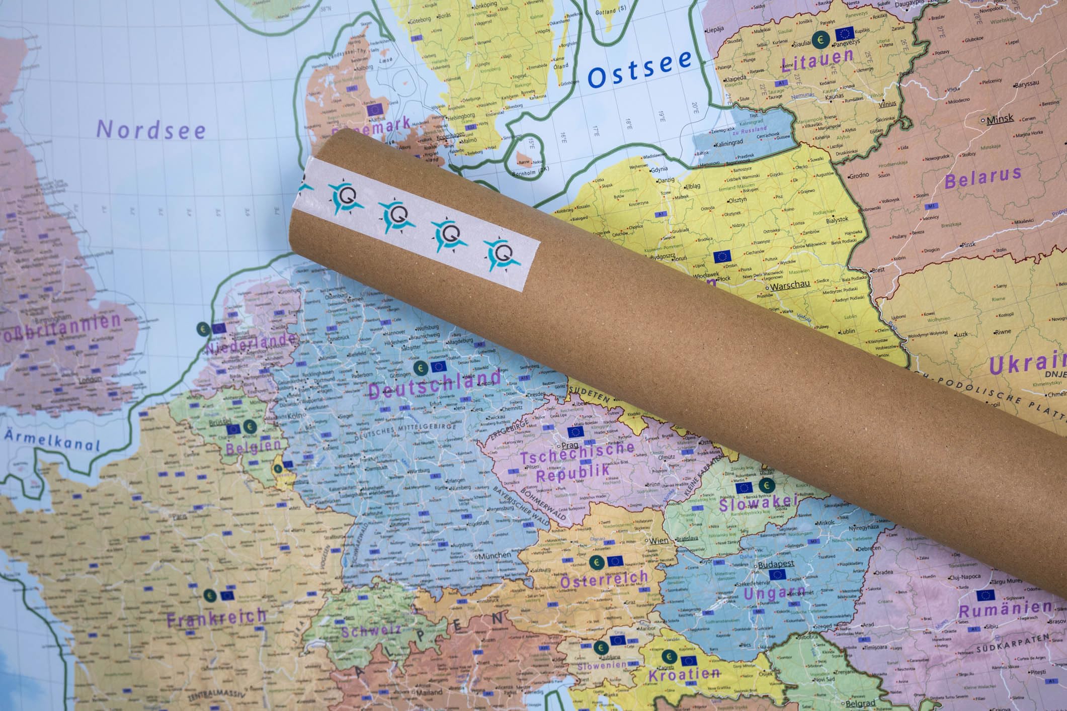 GeoMetro Europakarte mit Laminierung und Holzleisten zum Aufhängen, 90 x 123 cm, deutsche Version, reißfest, 2025