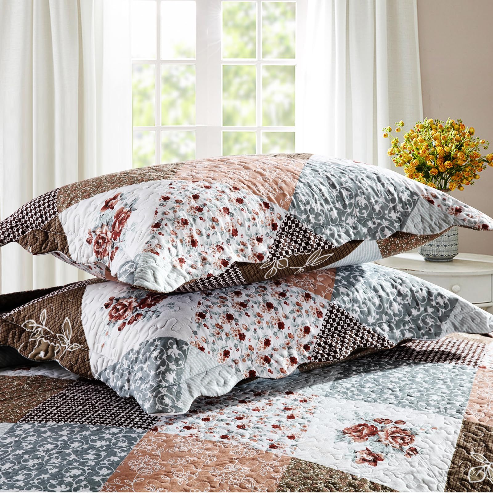Qucover Tagesdecke Bettüberwurf für Doppelbett Gesteppte Decke Set mit Kissen Patchwork Tagesdecke mit Blumen Muster (Braun, 230x250cm)