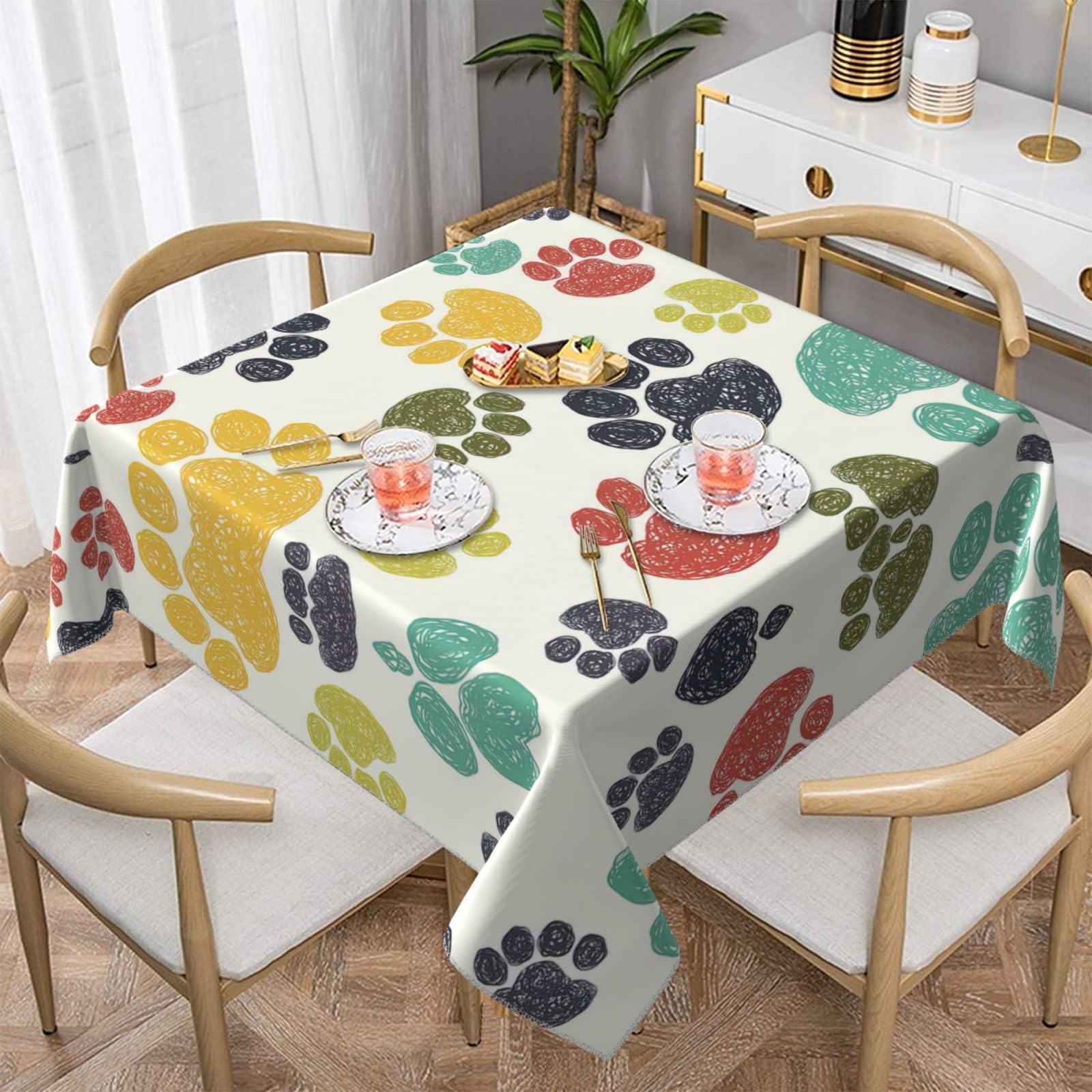 Nappe colorée avec pattes de chien pour repas de famille en terrasse et jardin