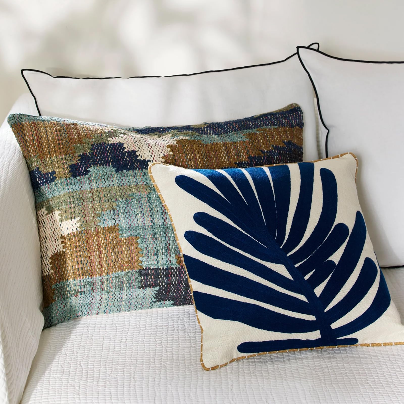 Madura - Housse de Coussin Lin Brodée 40x40 cm - Feuille de Palmier - Broderie Élégante - Collection Tropicale - Ecru Indigo - Décoration Salon Chambre Canapé - TROPI