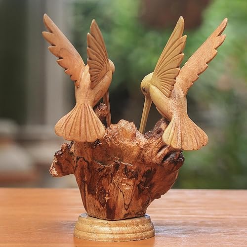 Miniatura 4 de NOVICA Escultura de madera tallada a mano artesanal Decoración de figura de colibrí Temática de animales sostenibles Madera de Benalu y Jempinis