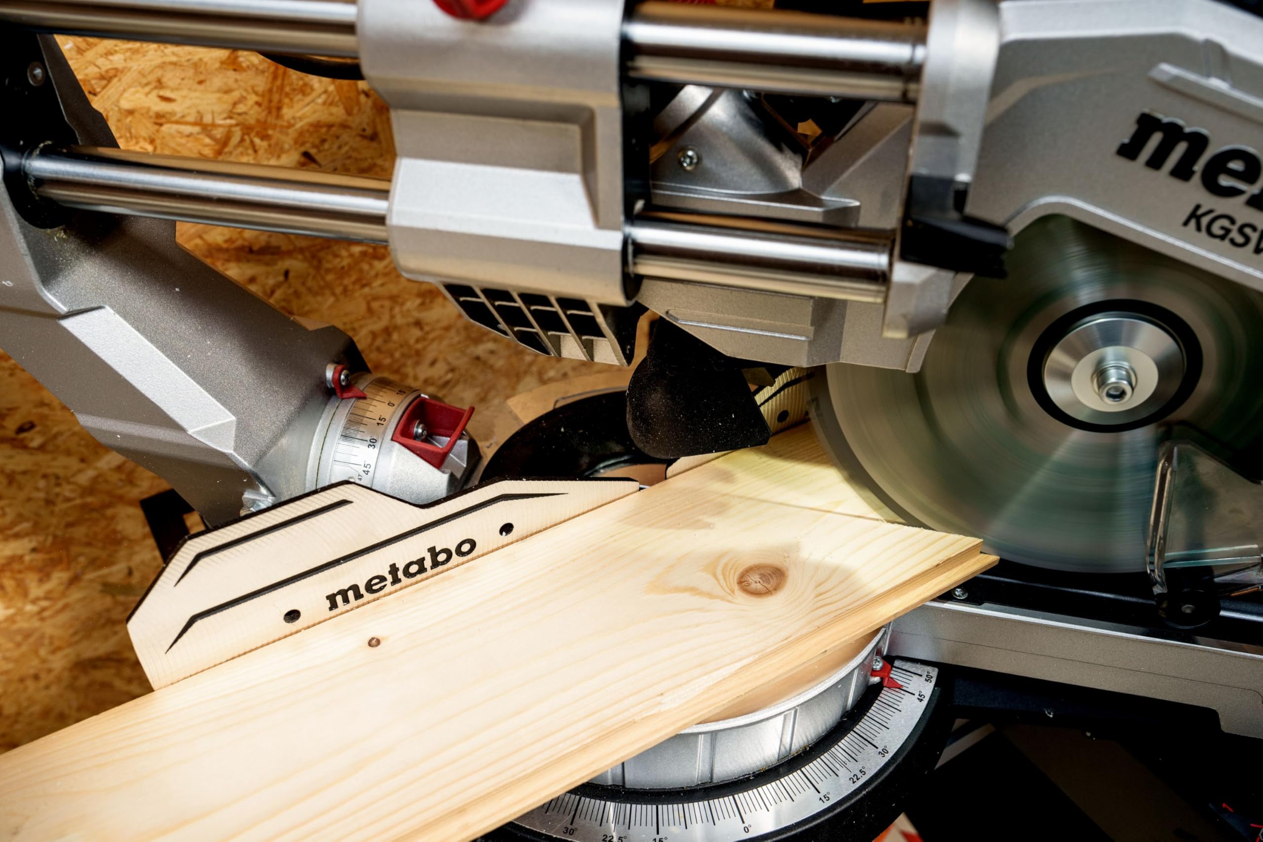Metabo KGSV 254 MC Scie à Onglets Radiale Compacte 1800W Double Inclinaison Ligne de Coupe LED