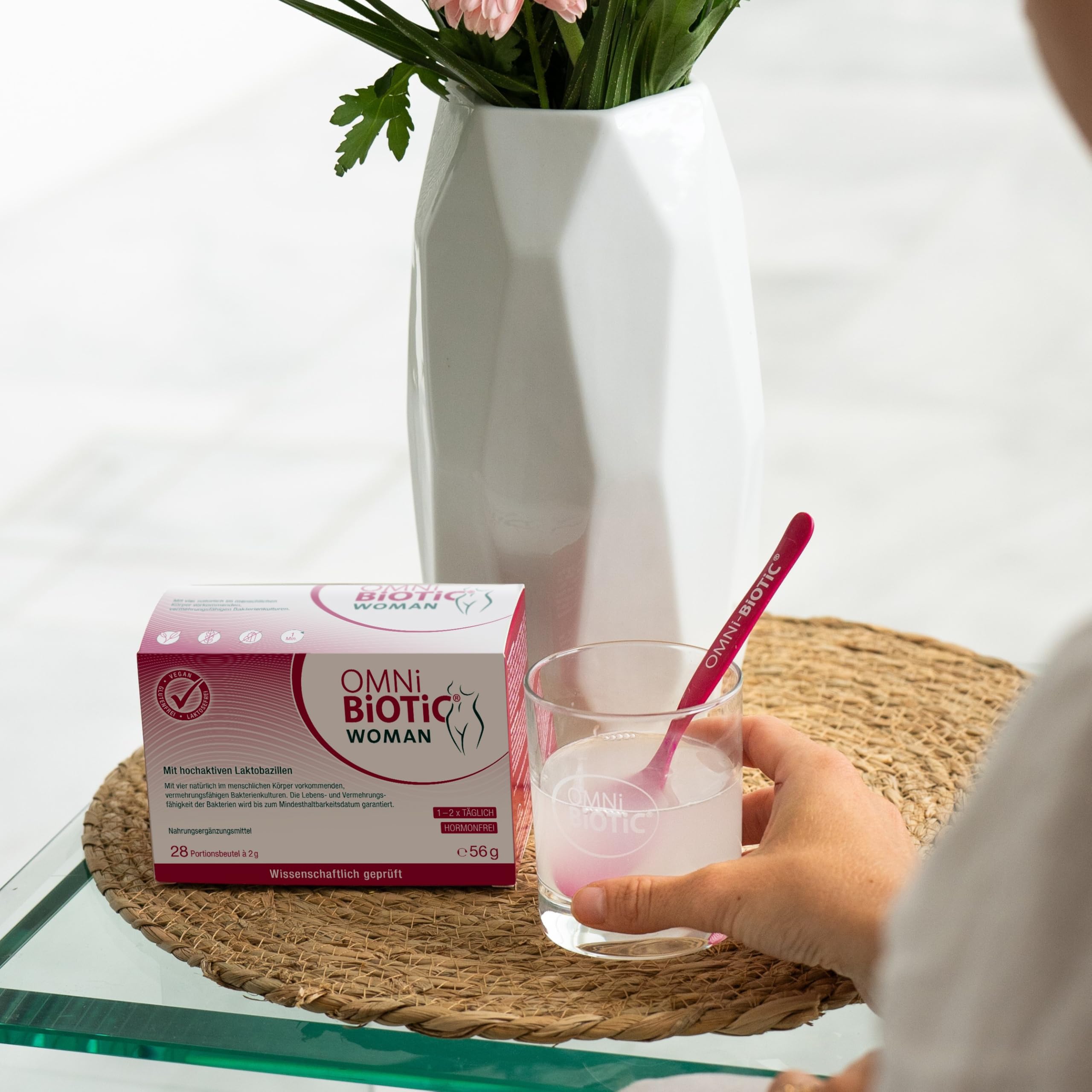 OMNi BiOTiC WOMAN | Für Frauen entwickelt | 4 Bakterienstämme | 10 Mrd. Keime pro Tagesdosis | Pulver | Vegan - Glutenfrei - Laktosefrei | Zur täglichen Anwendung - Einfach trinken | 28 Portionen