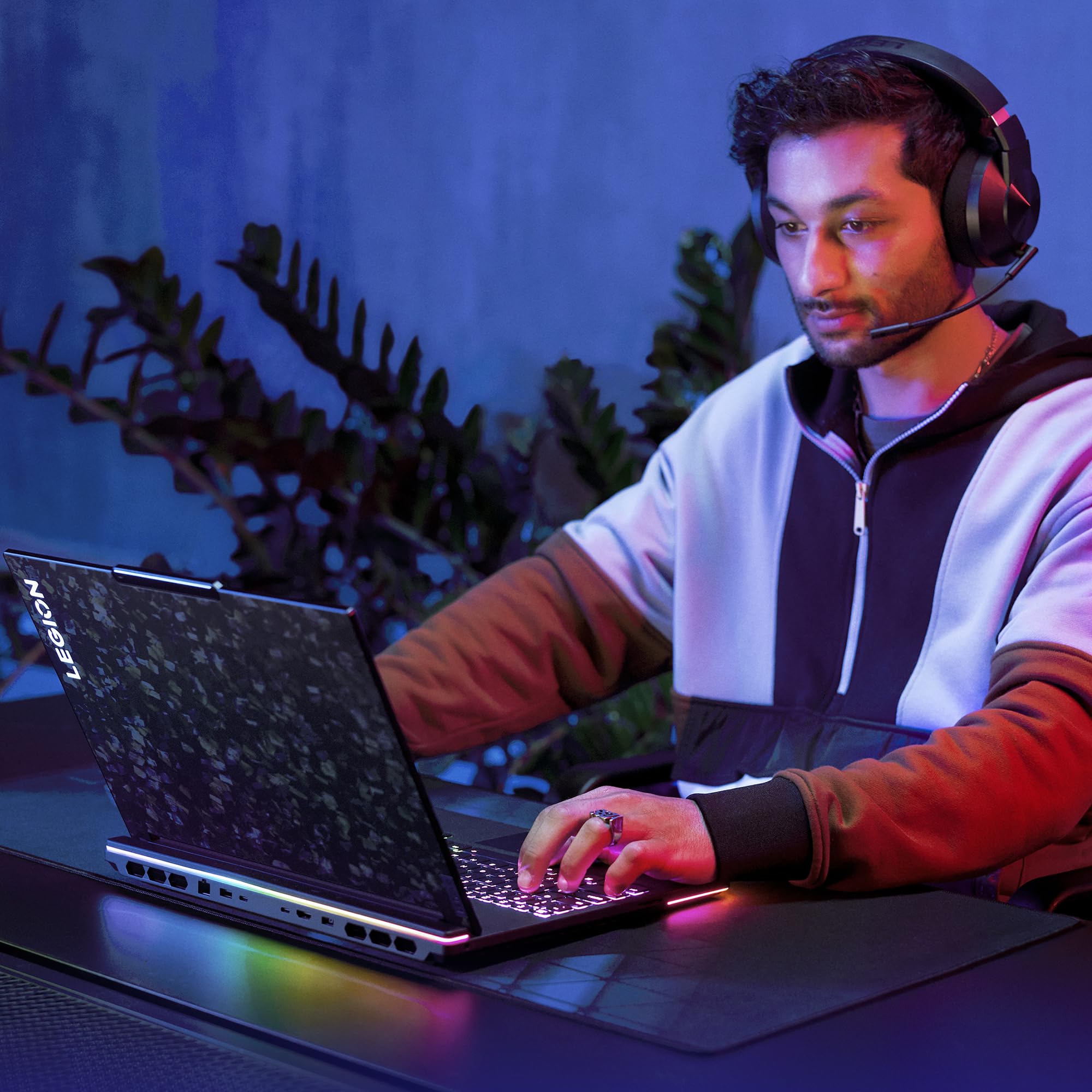 Lenovo Legion 9 16IRX9 - Ordinateur Portable Gaming 16'' 3.2K 165Hz (Intel Core i9-14900HX, RAM 64Go, SSD 2To, NVIDIA RTX 4090 16Go, Windows 11 Home) Clavier rétroéclairé AZERTY Français - Noir