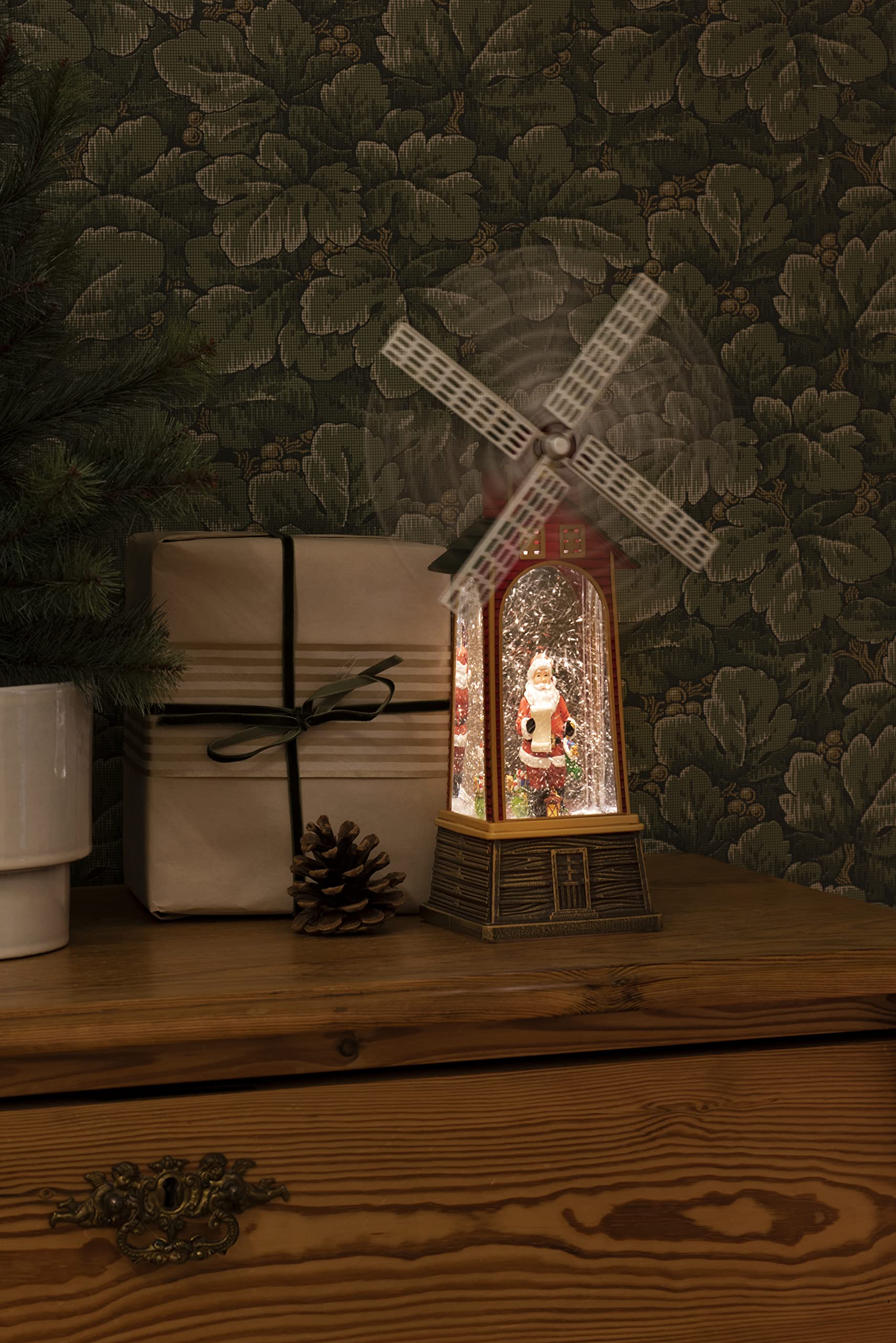 Konstsmide Lanterne Boule à Neige LED Père Noël Dans Son Atelier/intérieur, Minuterie De 5 Heures/fonctionne Avec Piles, Rouge, 3 X AA 1,5 V