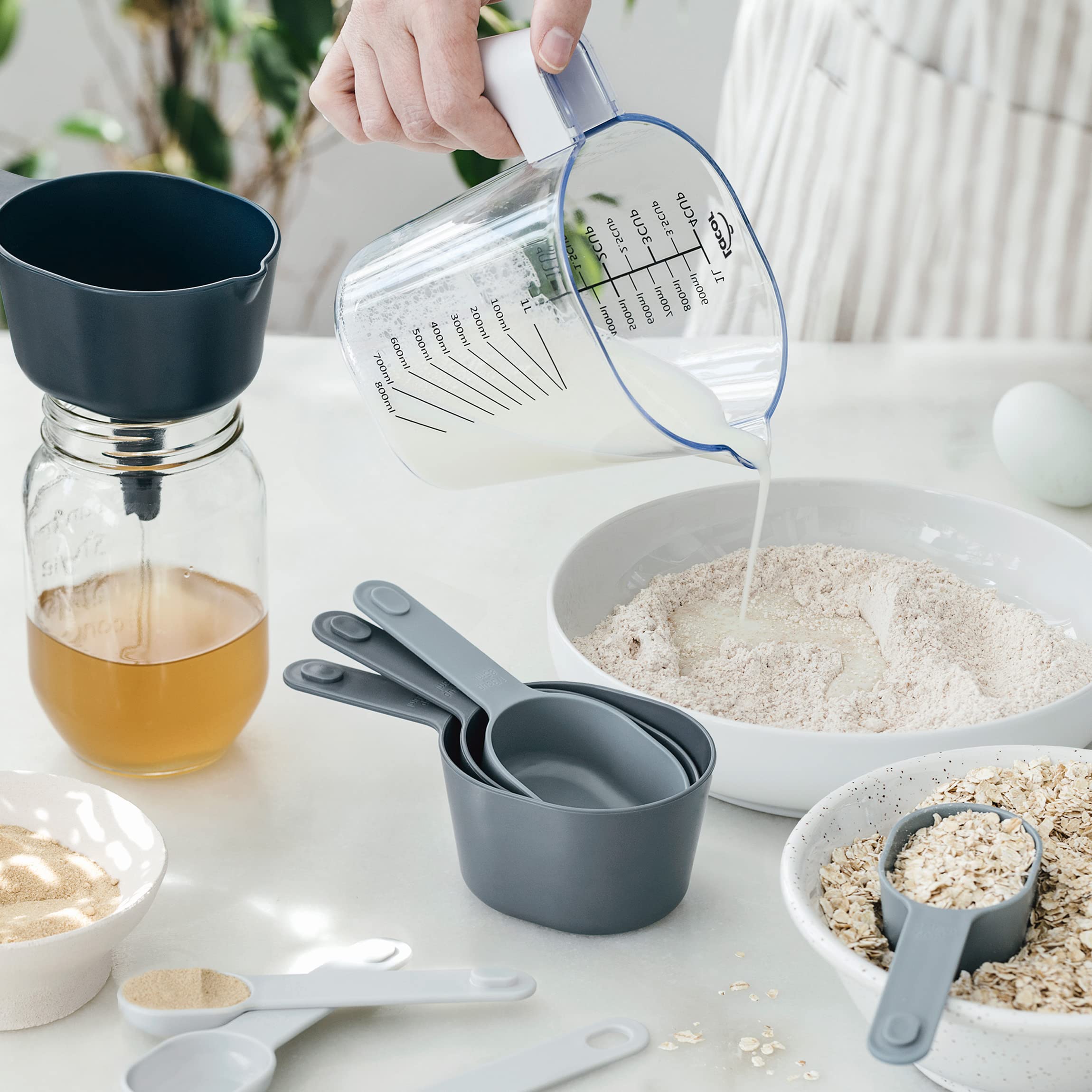 Lacor - 62740 - Maatset met maatbeker, 6 maatlepels, trechter en schraper, voor vloeibare en droge ingrediënten, maximale kwaliteit, propyleen, afmetingen 20 x 11 cm, inhoud 1 l