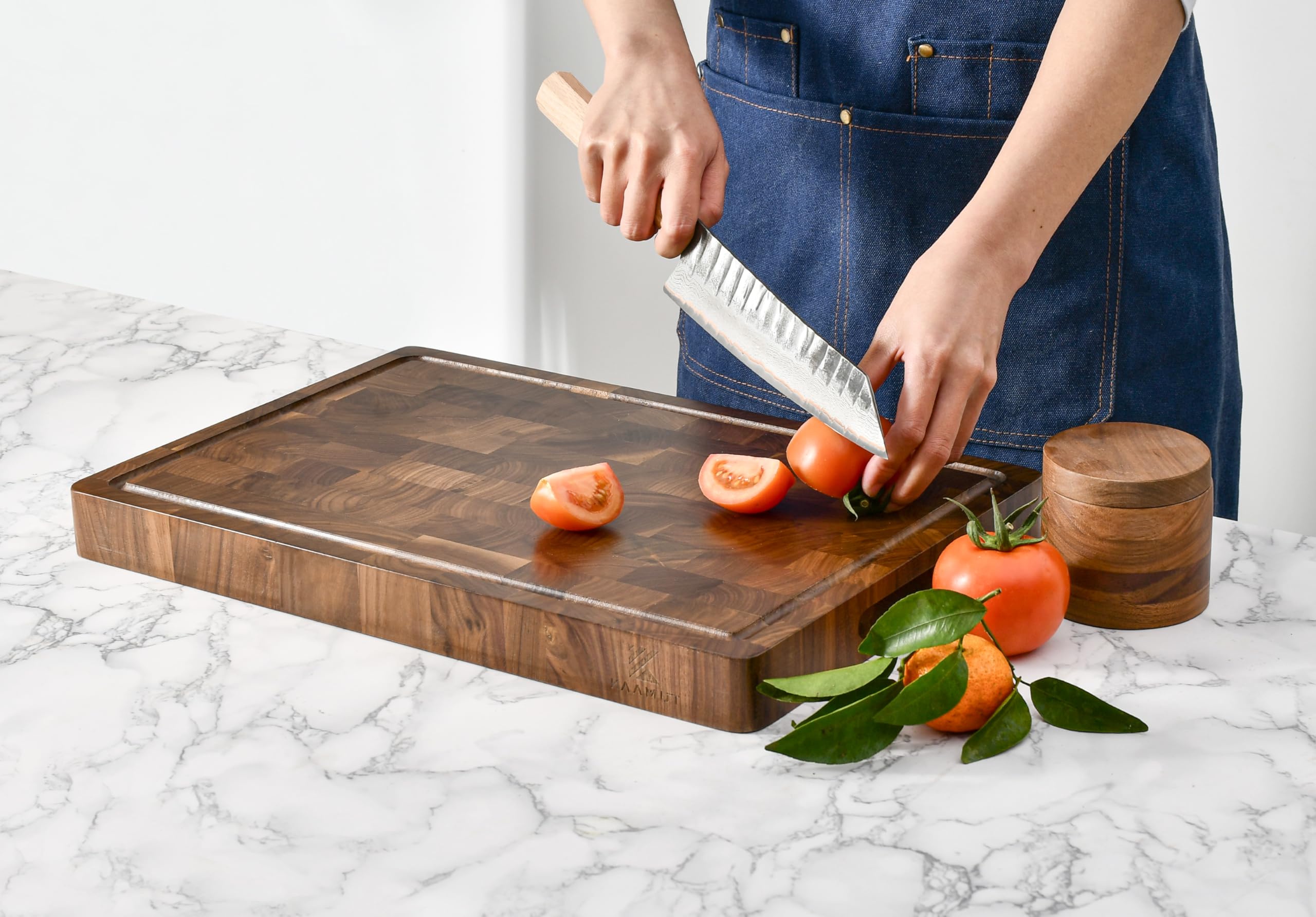 Tagliere di lusso in legno di punta massiccia in noce nero nordamericano – extra spesso e durevole – 45 × 30 × 4 cm – Rigola per succhi e manici – piedini antiscivolo – confezione regalo