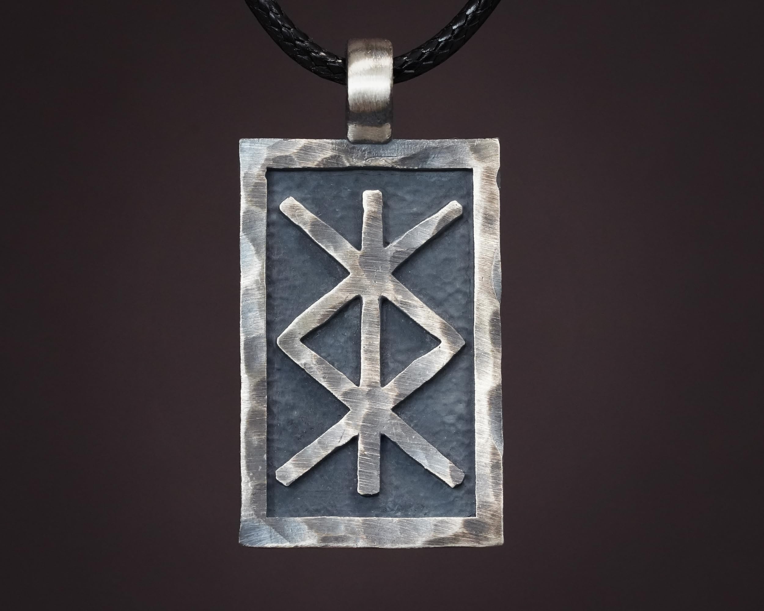Baldur Jewelry Bindrunen-Kette mit Futhark-Anhänger aus Messing | Gravierte Bindrune mit gehämmerter Antikstruktur und verstellbarem Band, inspiriert vom Älteren Futhark.