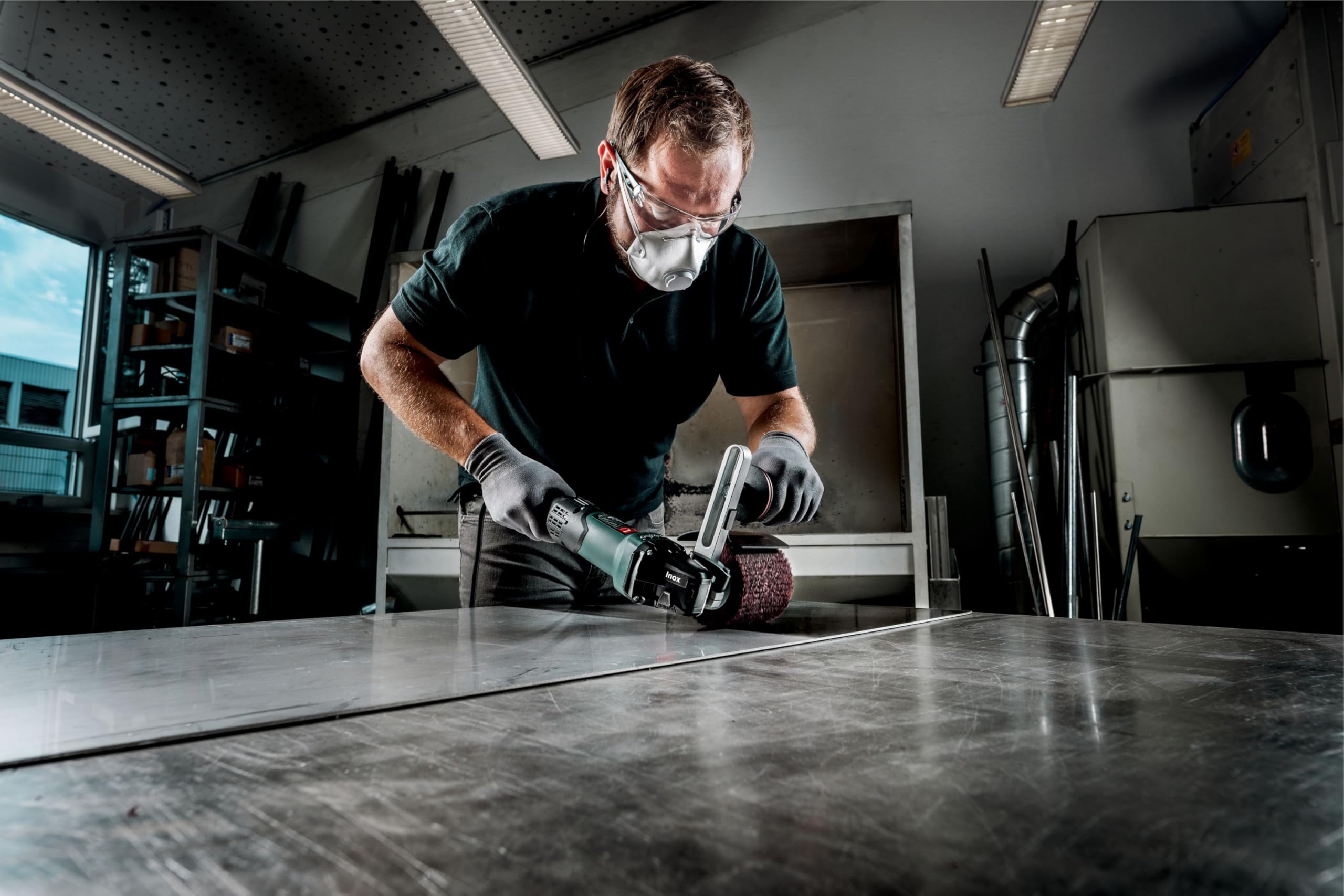 metabo Satiniermaschine SE 17-200 RT, 1700 W Schleifer für Edelstahl | 17 Nm Drehmoment, 800–3000 U/min, VTC-Elektronik für konstante Last, inkl. Zusatzhandgriff, werkzeugloser Zubehörwechsel