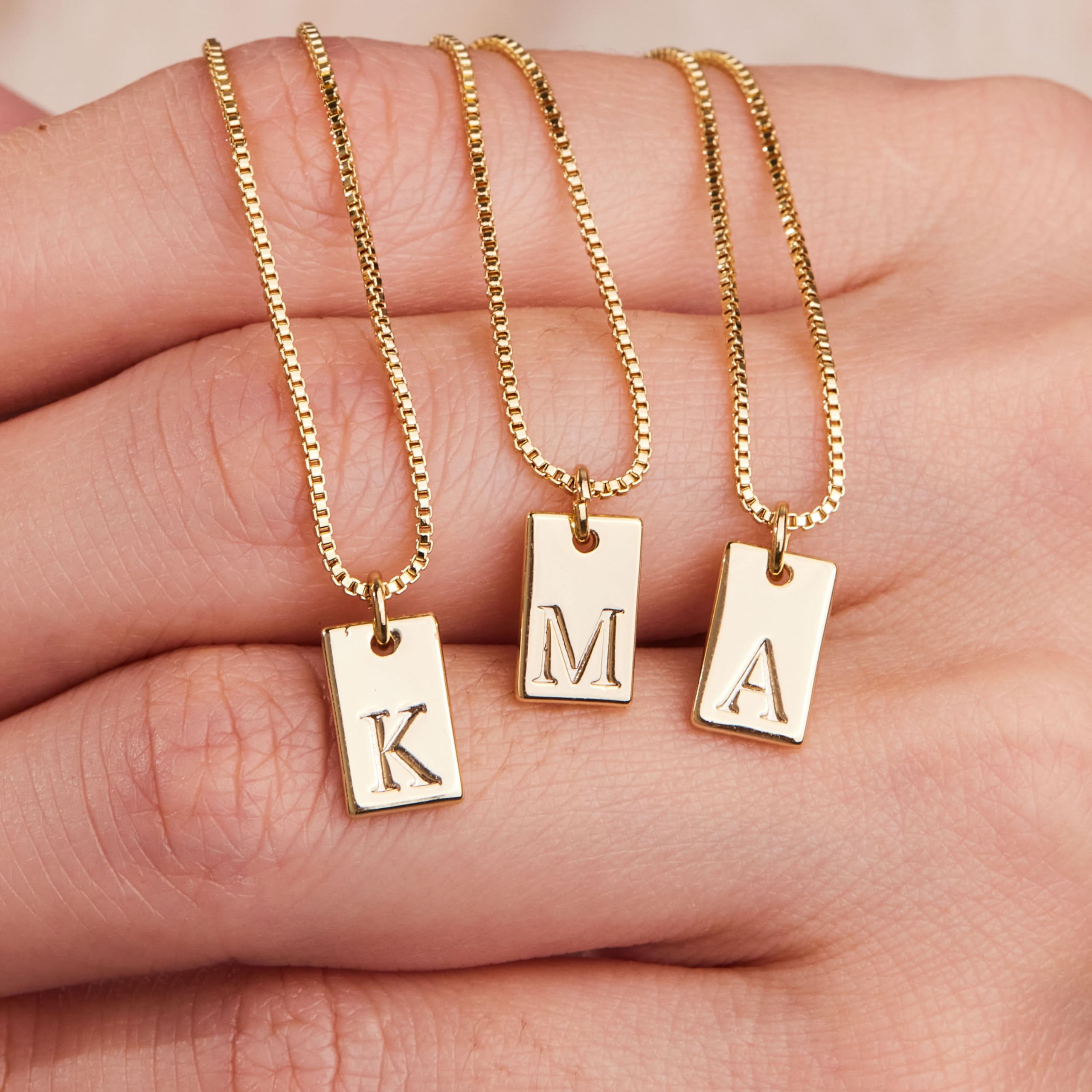 Zierlettenanhänger für Damen aus Gold, natürlicher Kupferinlay, schmale Ketten mit Initialen, geschmackvolle Mantra-Artekzeichenpinnchen