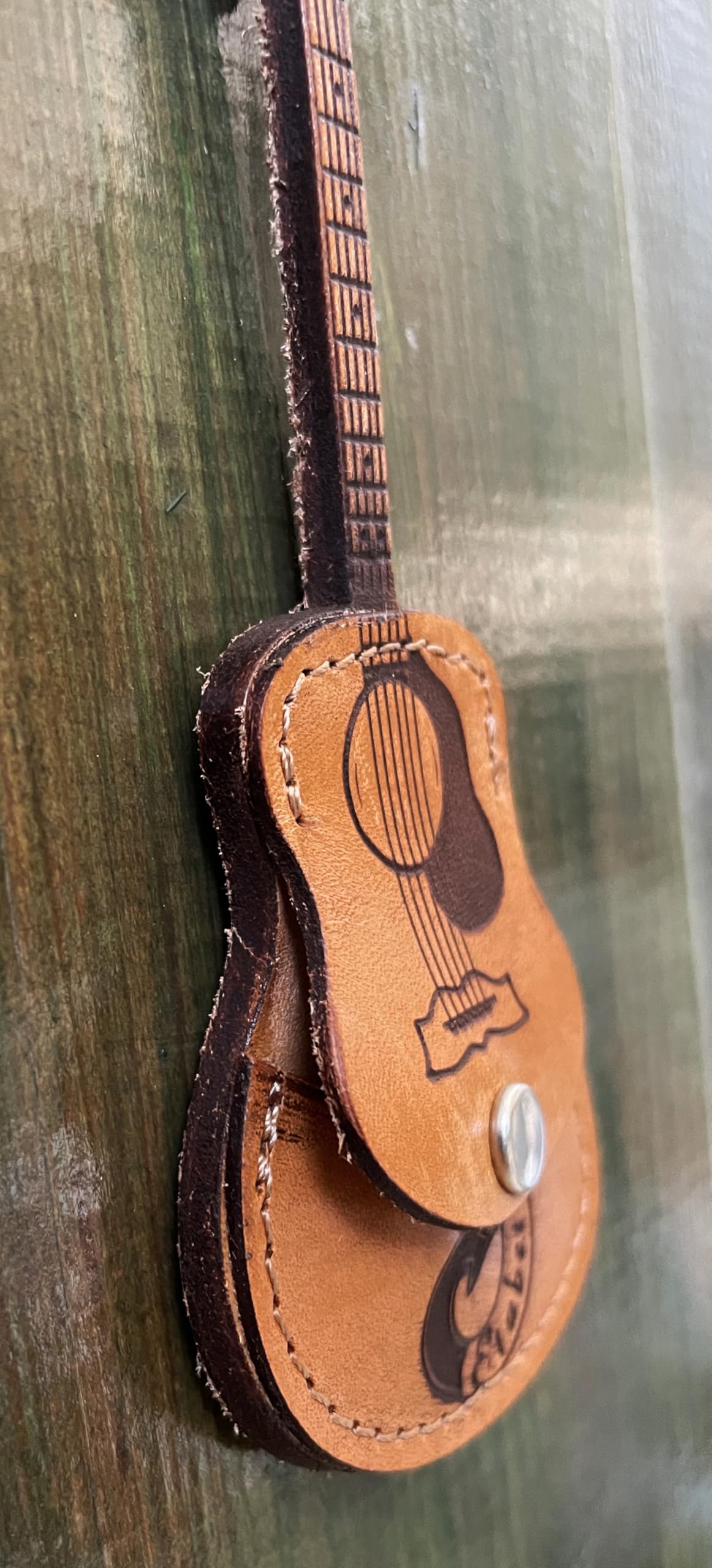 Etabeta Artigiano Toscano | Portachiavi Portaplettri Chitarra in Vera Pelle Conciata al Vegetale | Made in Italy