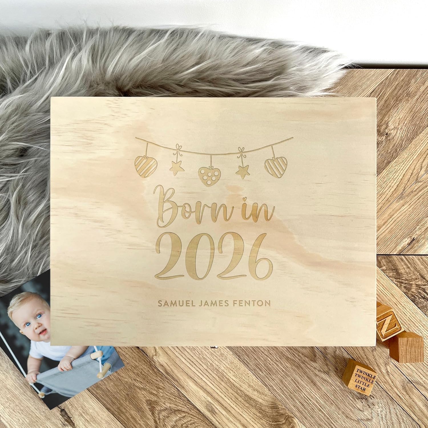 Caja de madera personalizada para bebé "Born In 5,146.0 cm | Caja de recuerdos de bebé con guirnalda floral grabada | Nombre personalizado y detalles de nacimiento | Regalo de bautizo y bautismo 2026