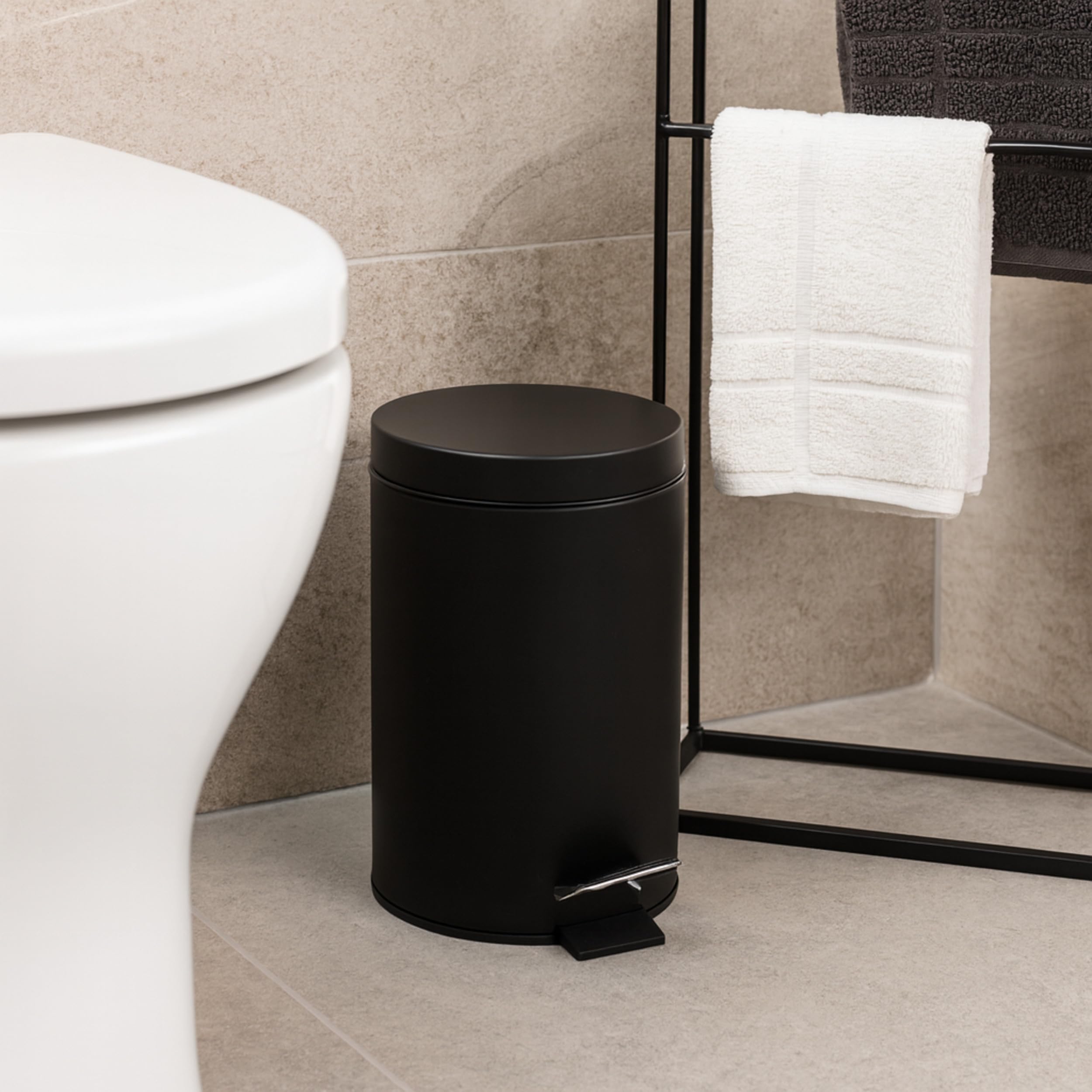 Beldray cubo de baño con pedal 3 L - papelera pequeña redonda de acero inoxidable, tapa de cierre suave, cubo interior extraíble, ideal para baño, dormitorio u oficina, negro