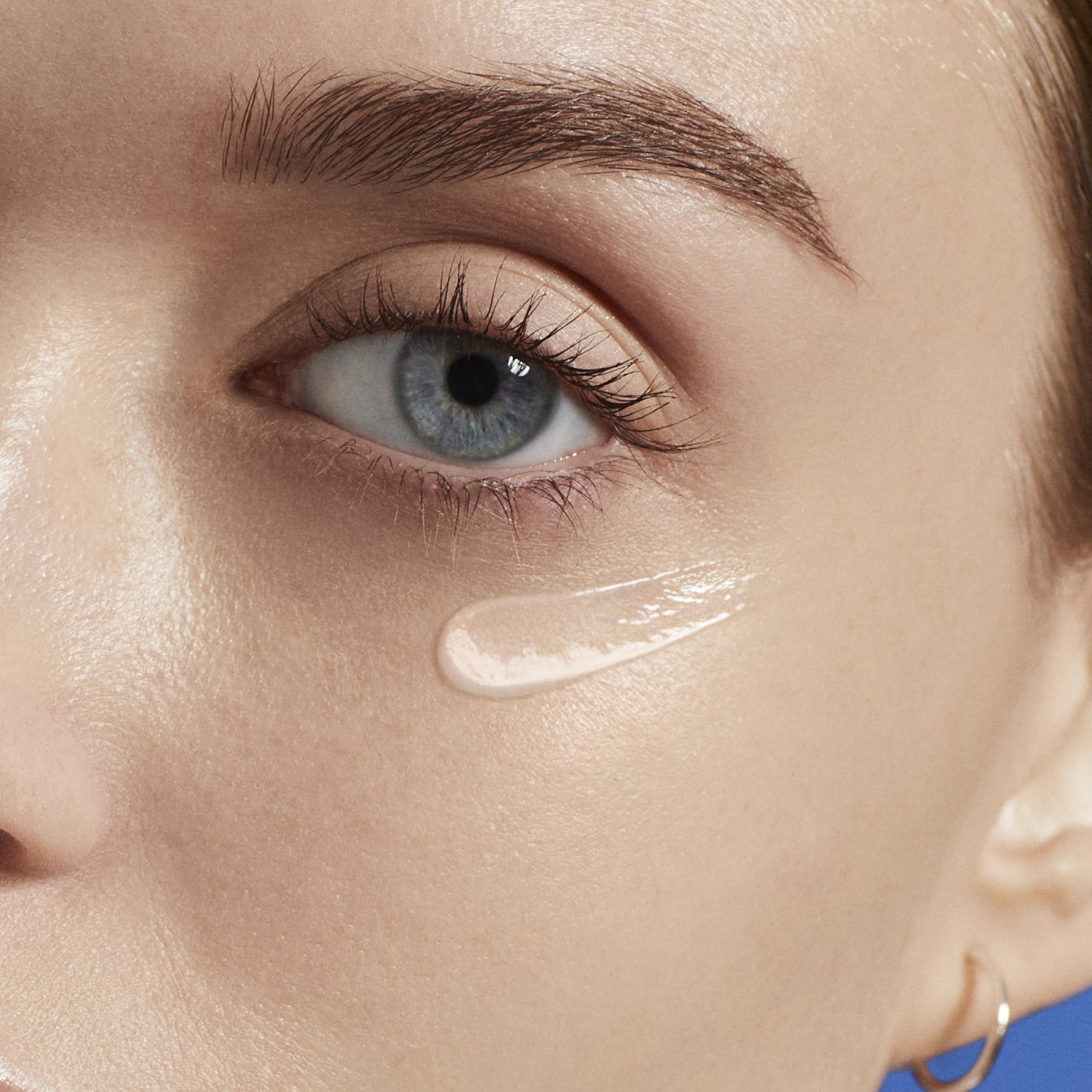 Biotherm Aquasource Total Eye Revitalizer Augencreme, Augenpflege mit kühlendem Sofort-Effekt, revitalisierende Eye Cream mit Sakura-Blatt-Extrakt und Koffein, für eine straffe Augenpartie, 15ml
