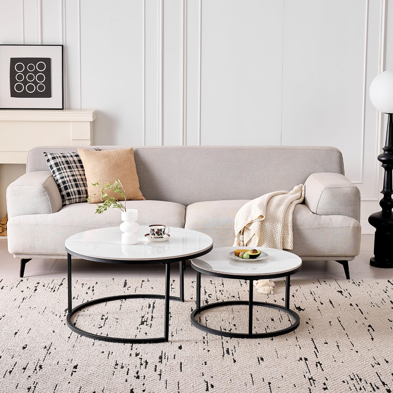 GrandCA HOME Set di 2 Tavolini Rotondi da Caffè, Tavolini Impilabili Moderni per il Soggiorno, Struttura in Metallo Nero, 50 cm e 70 cm, Realizzati in Marmo Bianco e Pietra Sinterizzata
