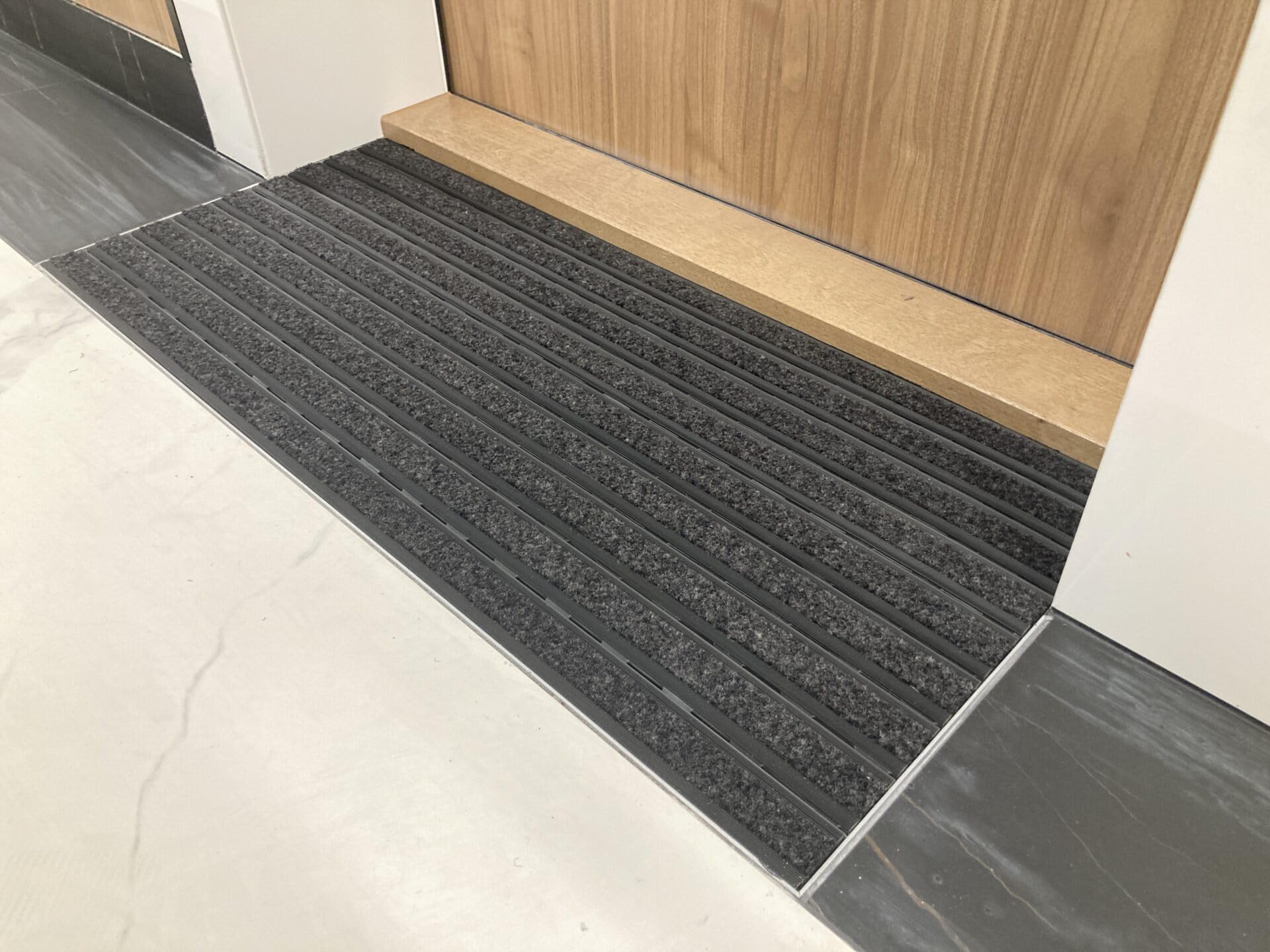 Aluminium Fußmatte für Türen mit Rahmen 80x50 cm, verstärkt 12 mm, Textil, objektgeeignete Eingangsmatte für Innen, trocknend, Rips Anthrazit, rutschfest