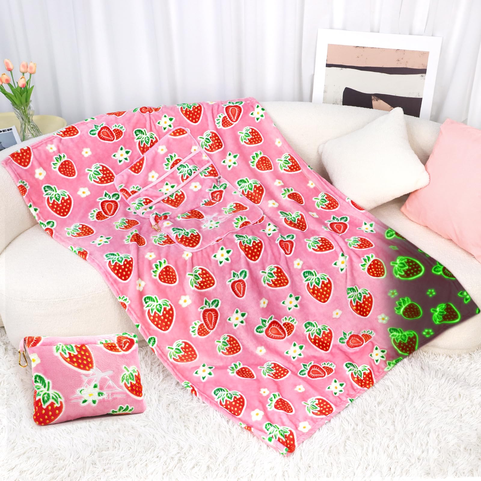 Juego de manta y almohada de fresa – Manta de viaje para niños que brilla en la oscuridad, compacta y suave, mullida, manta de vellón de frutas rosas para automóvil, avión, viajes, bonitos regalos de 6