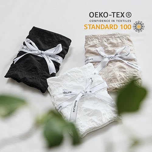 Miniatura 7 de Bedsure Juego de edredón negro tamaño King  Juego de ropa de cama de sirsaca de 7 piezas a cuadros, edredón alternativo suave y ligero de plumón