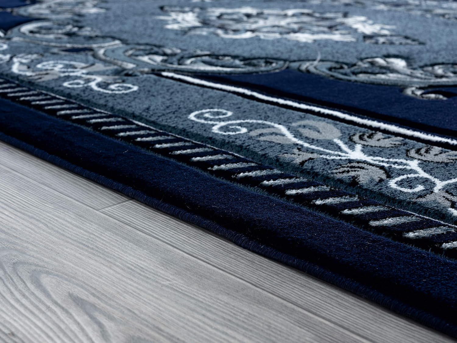 Bristol Navy Medallion 2'x3' Synthetic Stain-Resistant Accent Rug